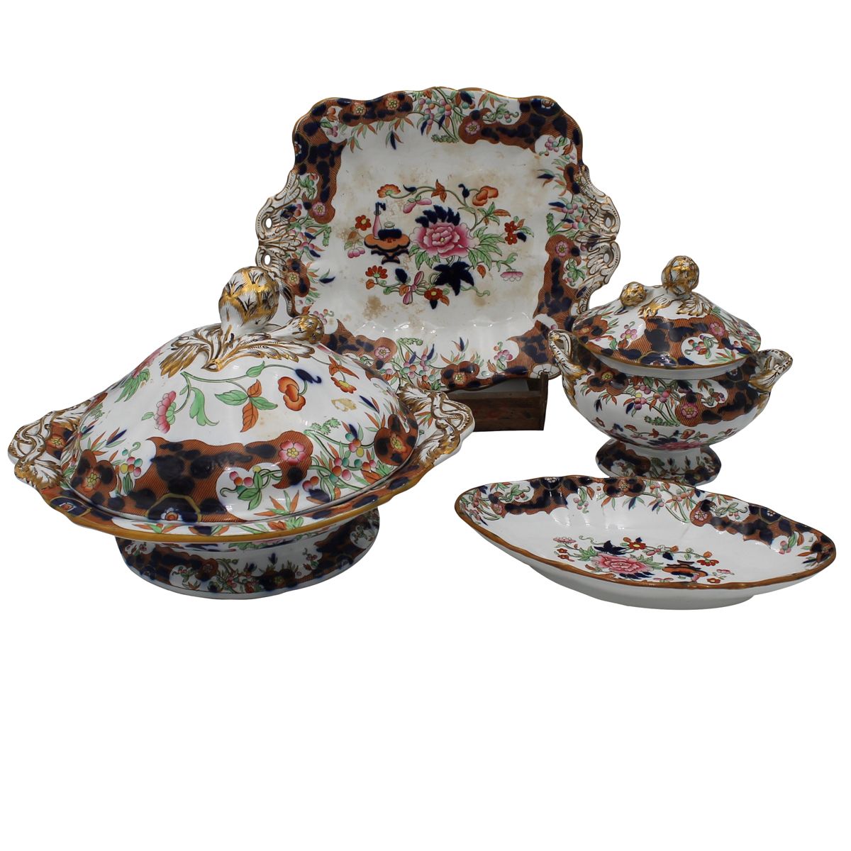 SERVIZIO DI PIATTI - DISH SET 白底多色花卉图案装饰的陶器。20世纪。标记为日本D'Orsay。包括：8个汤盘，16个平盘，1个小汤&hellip;
