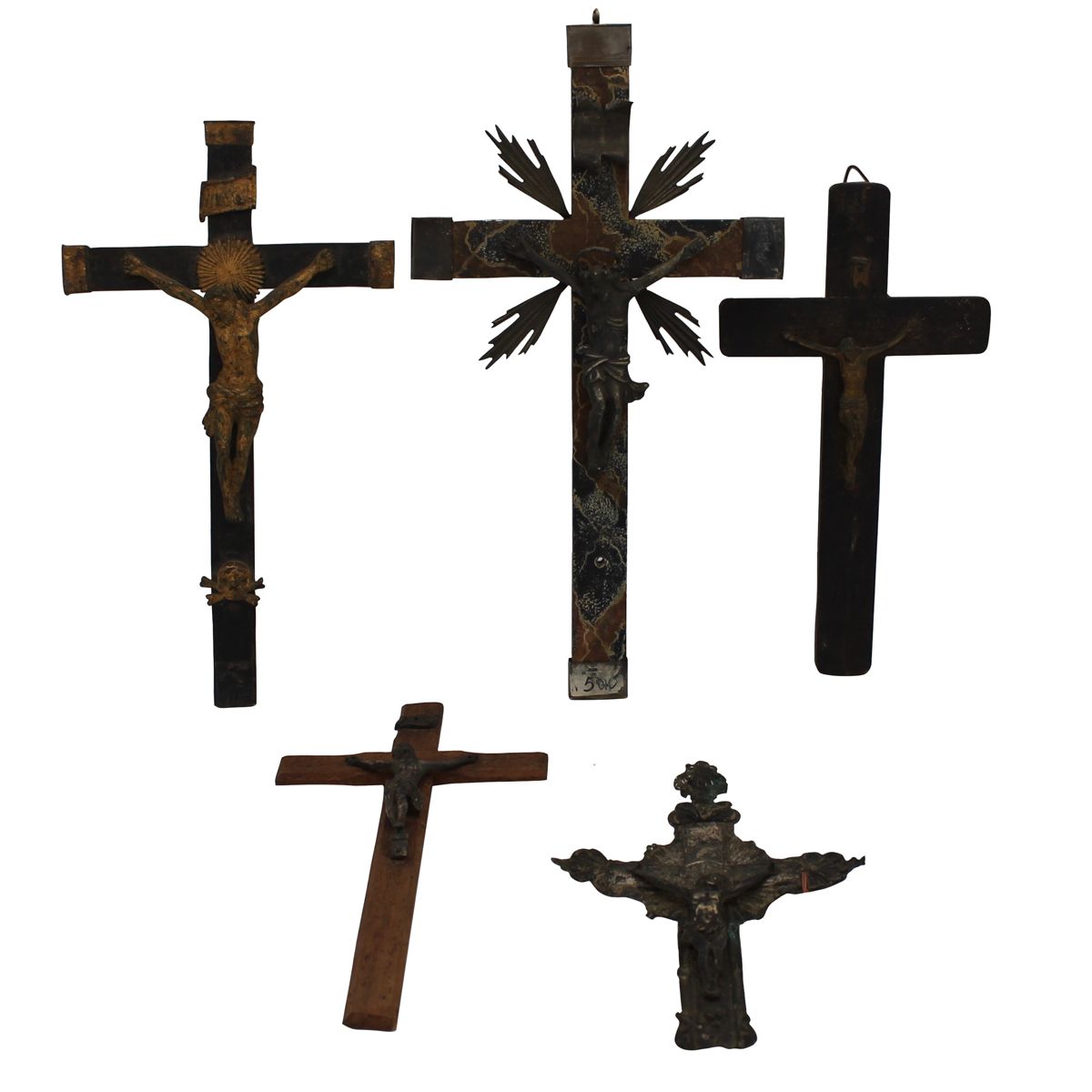 LOTTO DI CINQUE CROCIFISSI - LOT OF FIVE CRUCIFIXES Divers matériaux. XIXe siècl&hellip;