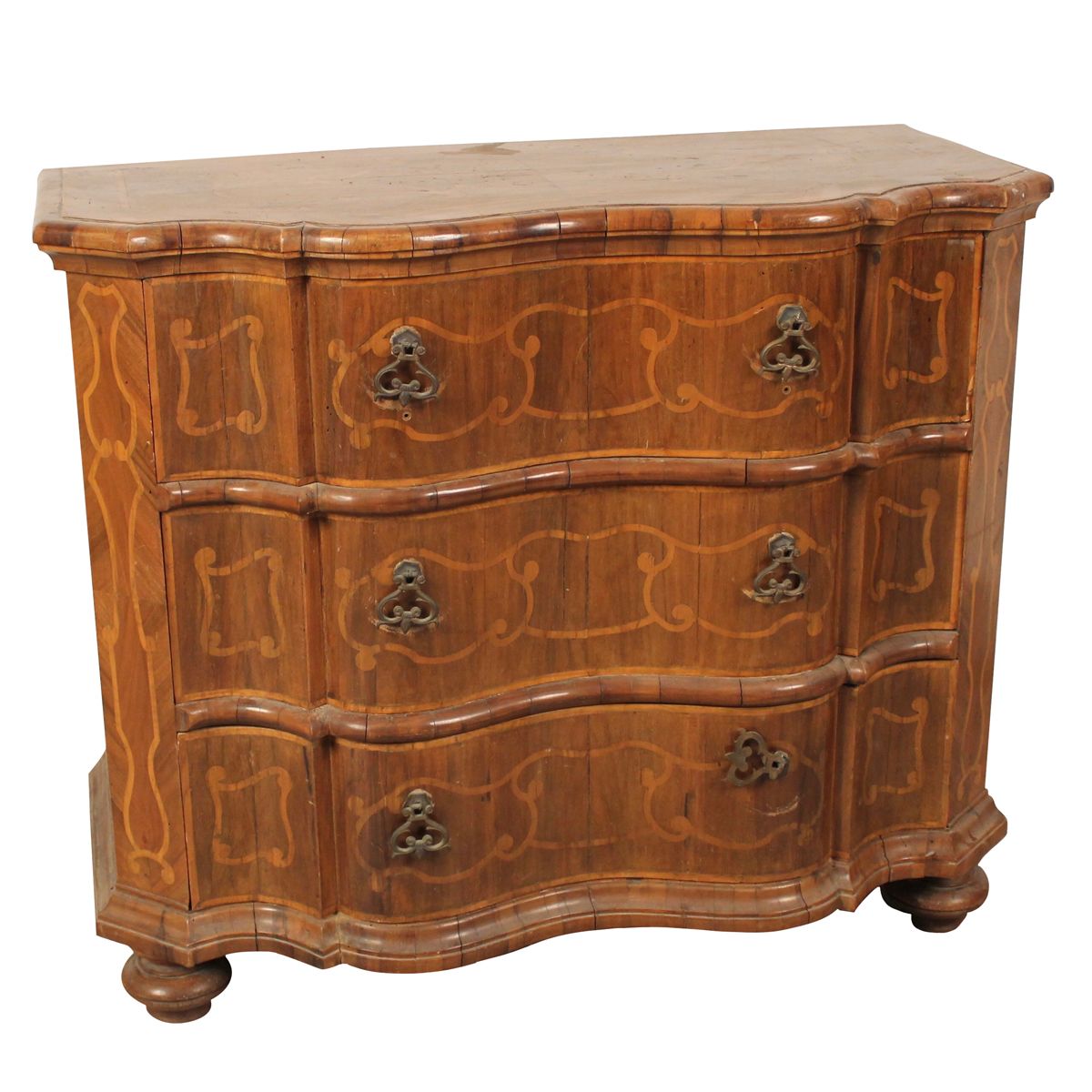 CASSETTONE A TRE CASSETTI - COMMODE WITH THREE DRAWERS Carved and shaped walnut &hellip;