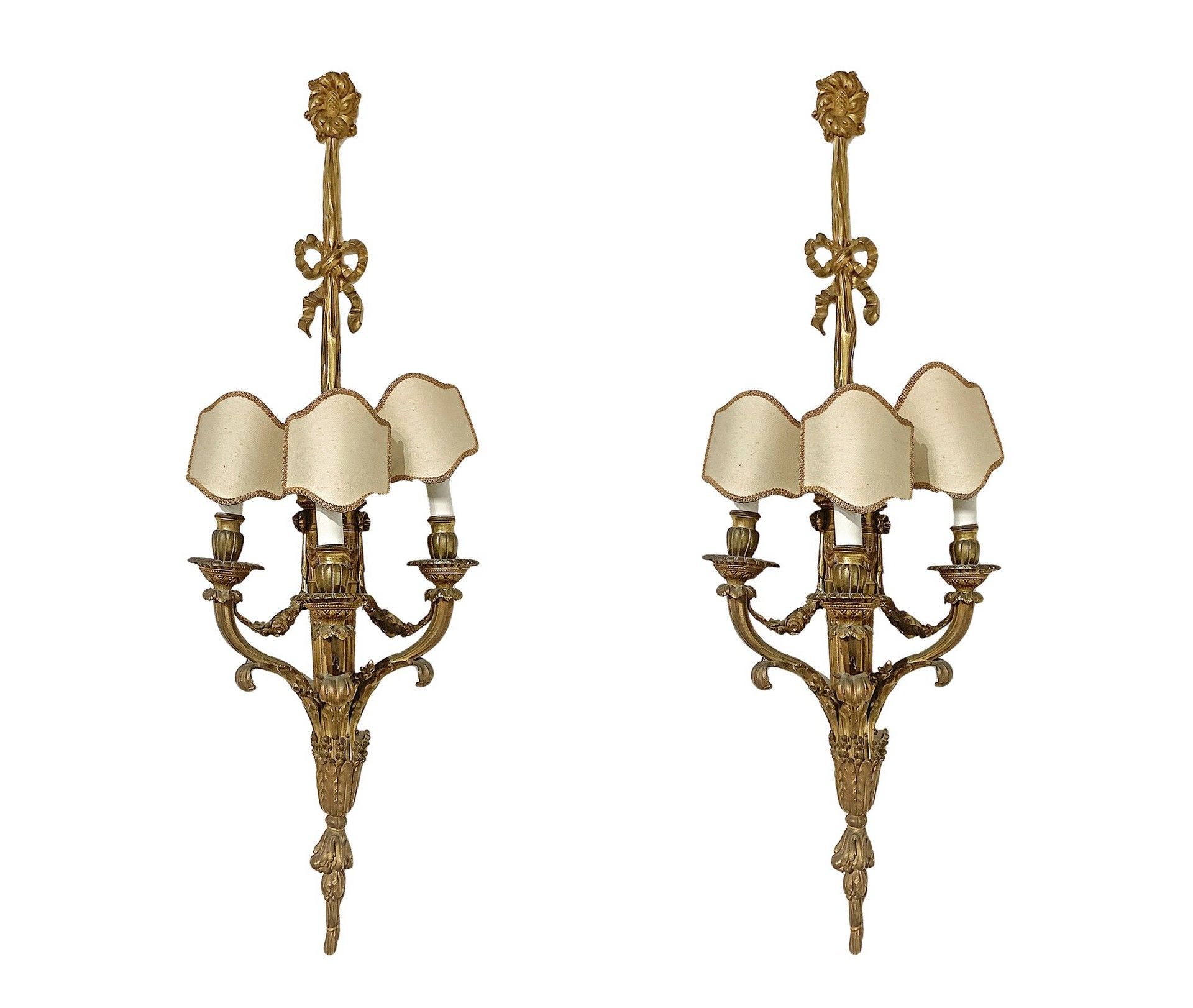 Null Paire de trois lampes en applique en bronze doré h 100 cm, l 32 cm Avec nœu&hellip;