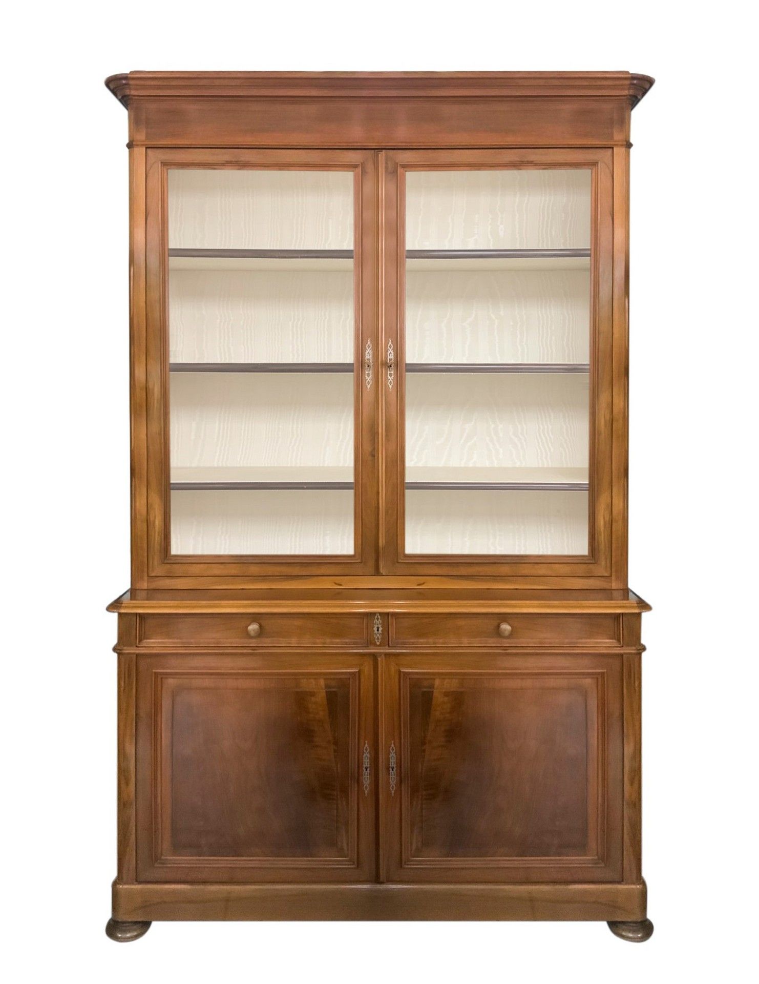 Null 优雅的双体餐具柜，19世纪末，高250厘米，长155厘米，深60厘米，浅色胡桃木，上层有两扇带玻璃的门，下层有两个抽屉和下层。2个木门。
