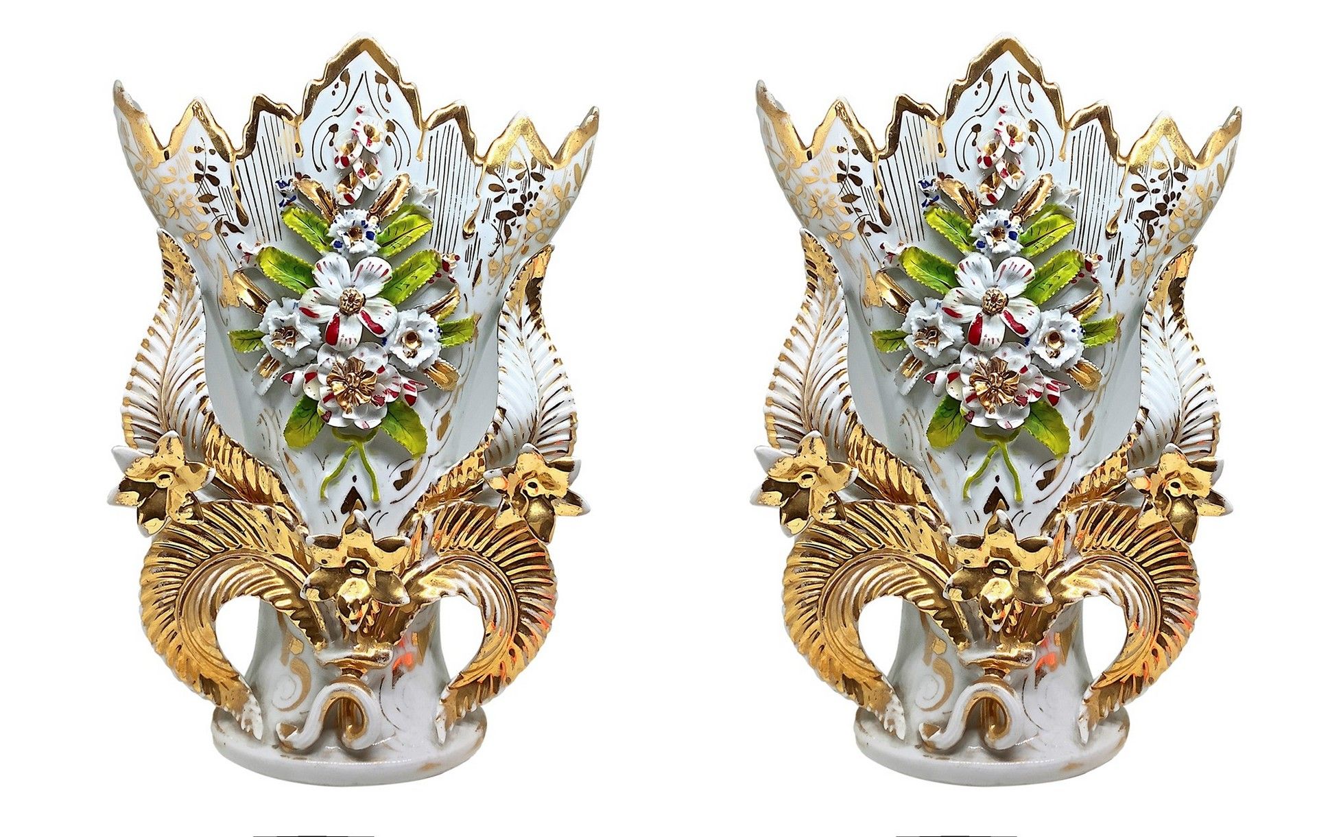 Null 一对瓷器花瓶，十九世纪，高30x20厘米，装饰有树叶、花朵和金色的细节，&nbsp。