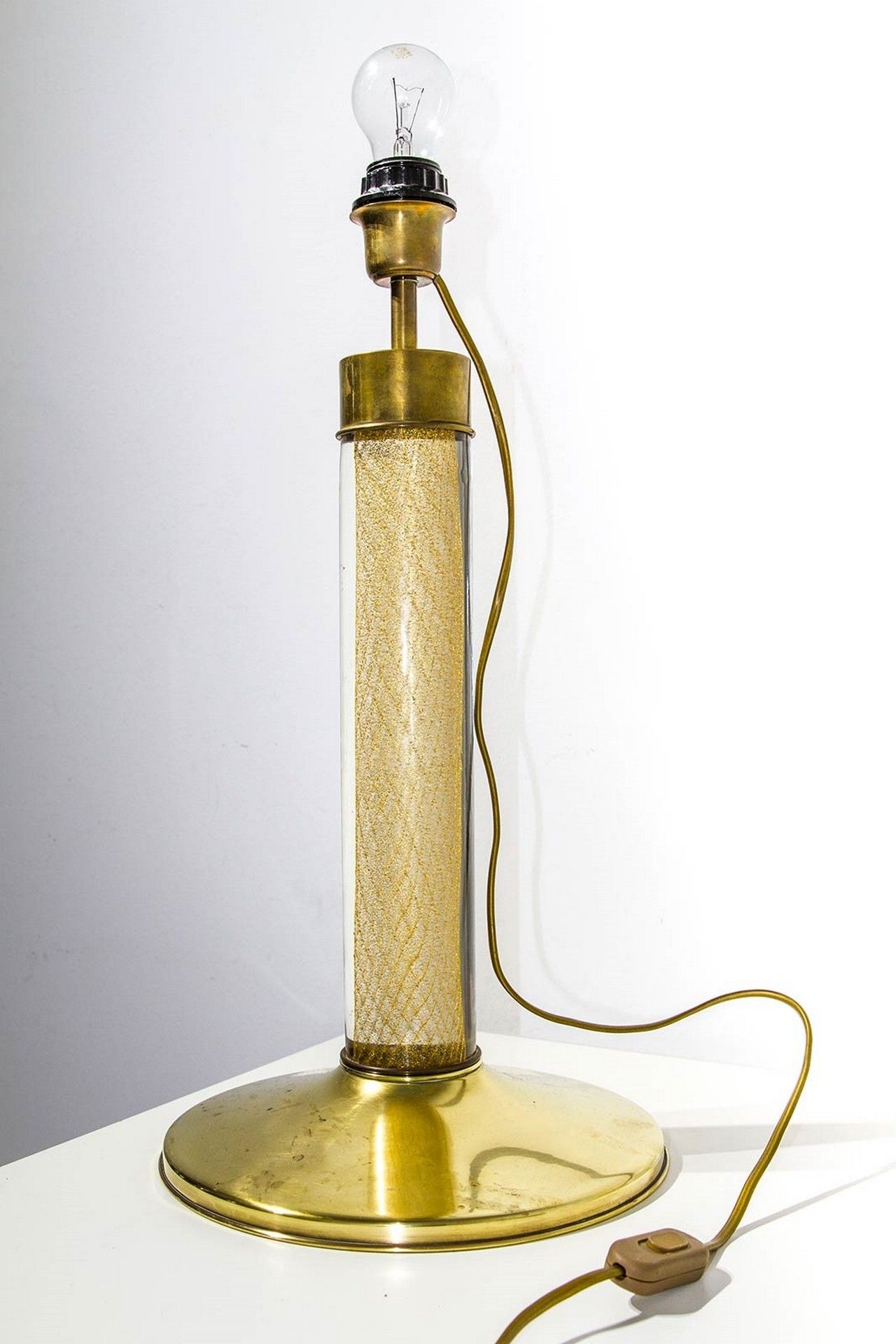 Barbi, Tommaso 黄铜底座的台灯，玻璃灯身有金箔包裹。70年代，高53x28厘米，无灯罩。