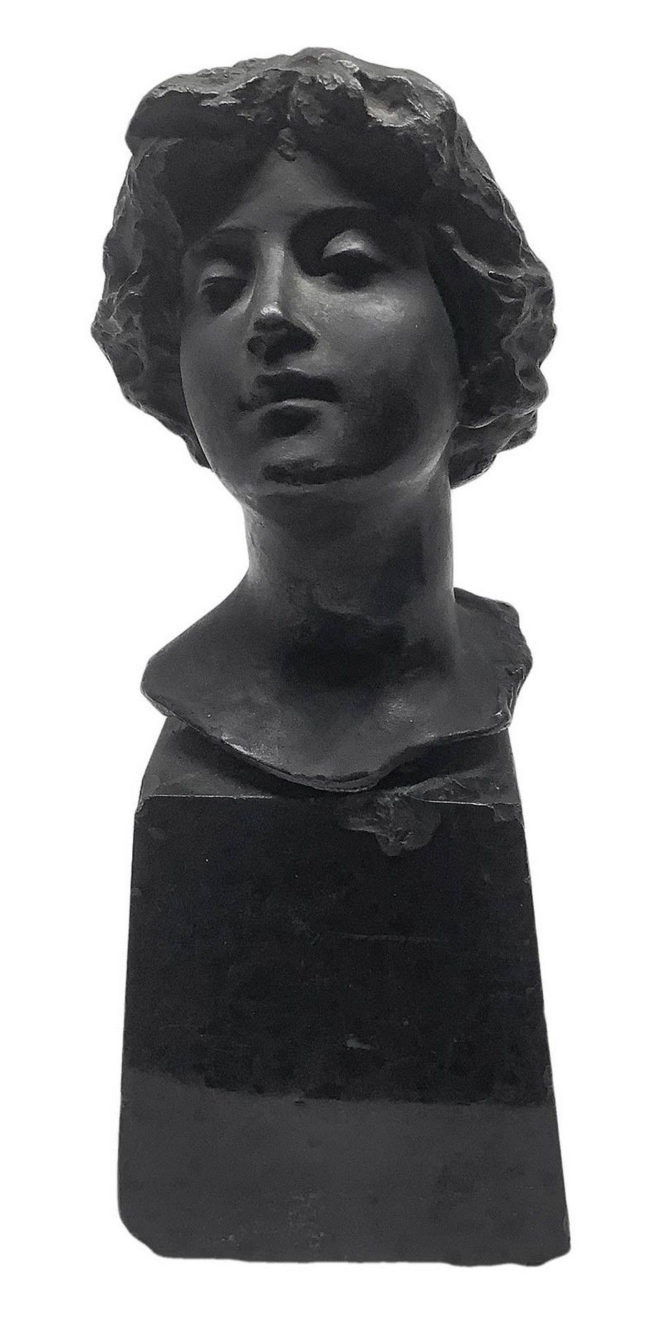 Null 年轻女性头部的失蜡铜像，高9.5厘米，底座高17厘米，灰黑色大理石的截顶金字塔形底座。底部有小缺口