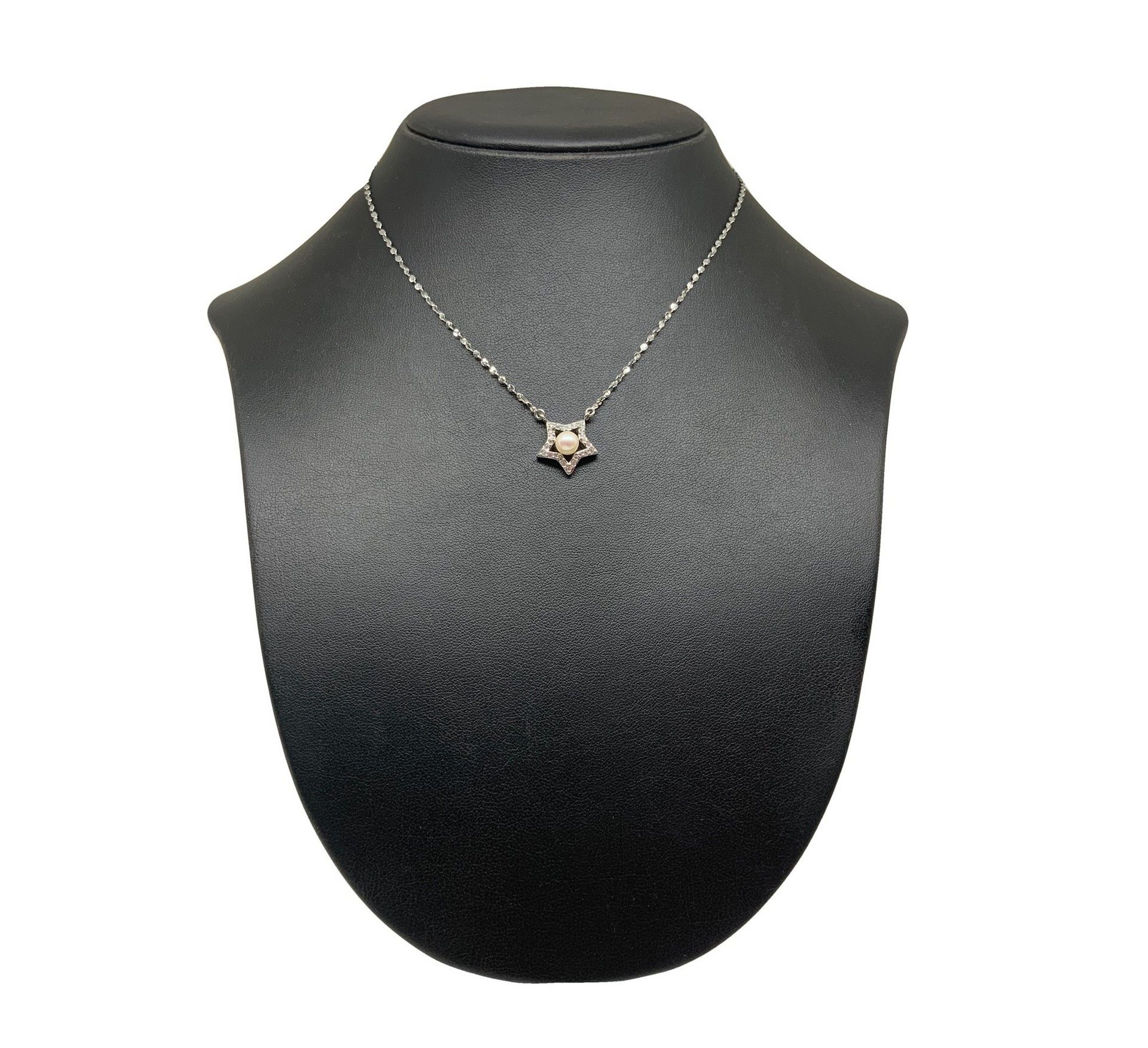 Null 莫雷拉托项链，20世纪，4.1克，长22厘米 白金工艺，带星形吊坠，中央有珍珠和片状水钻
