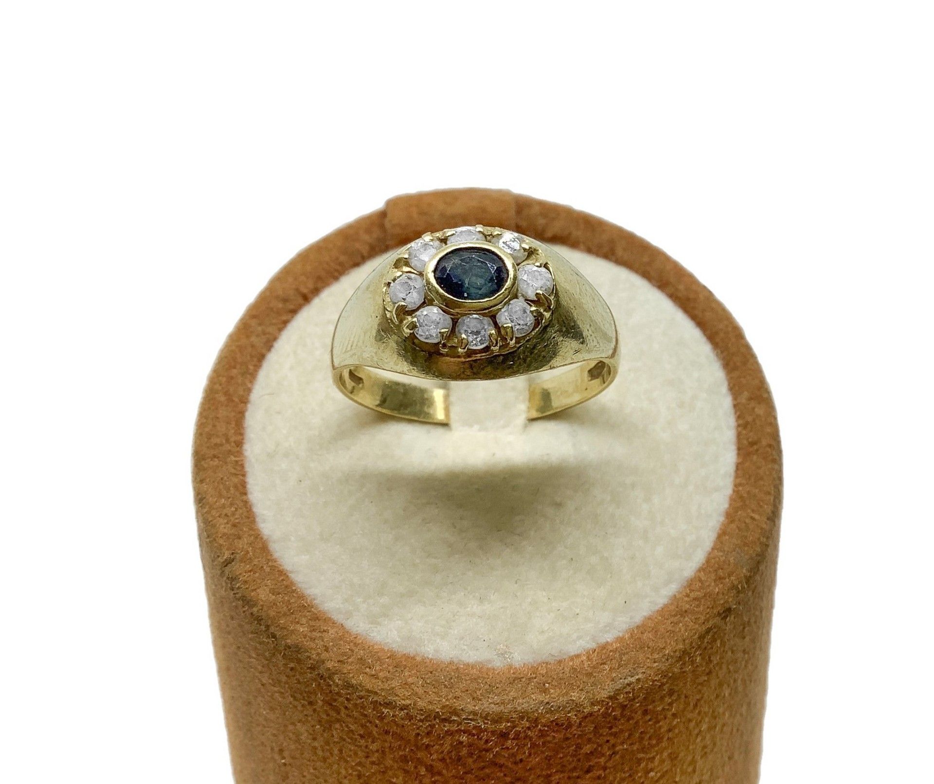 Null Bague en or jaune avec saphir et diamants 3.6 gr., Taille 12