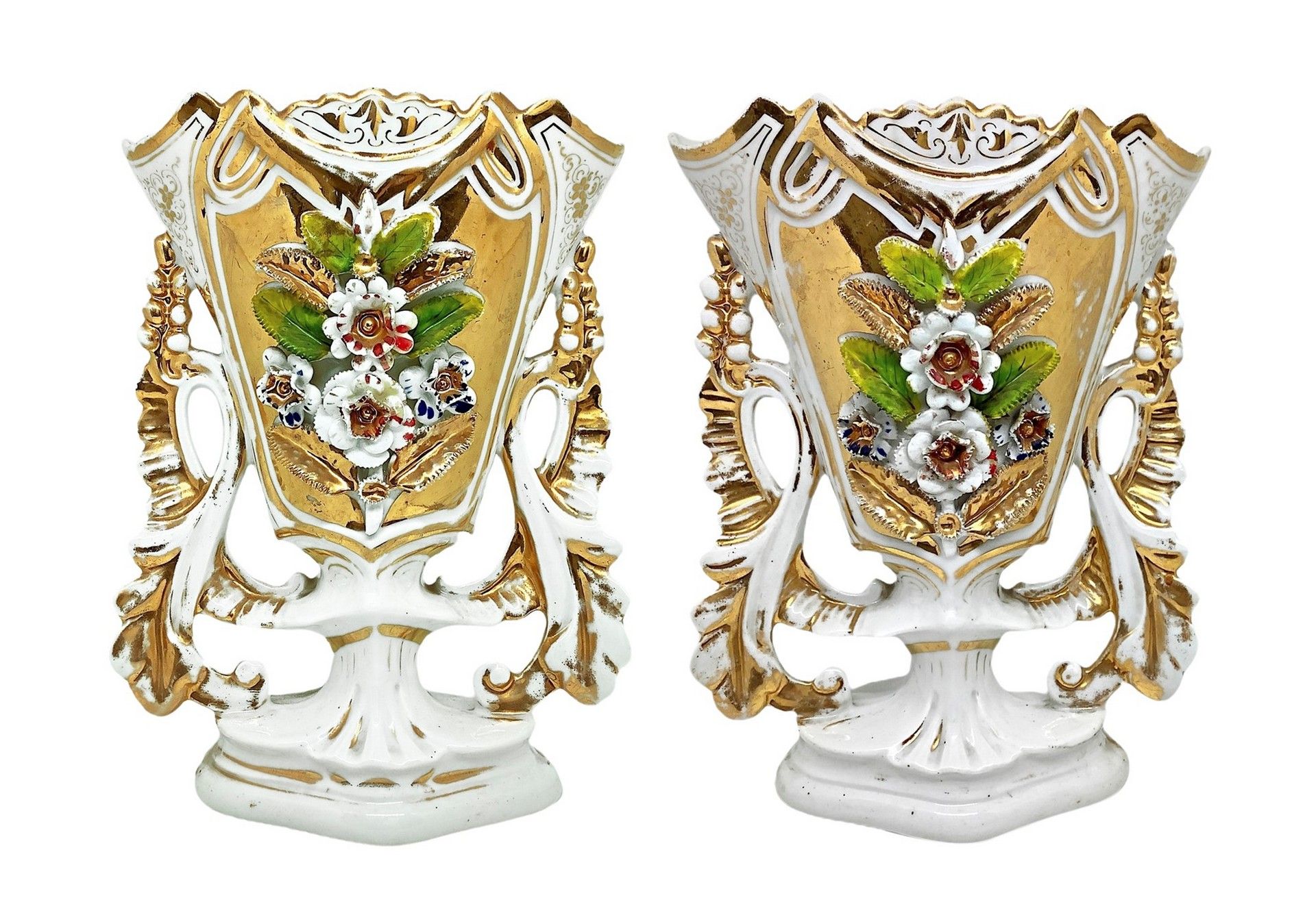 Null 一对路易-菲利普瓷器花瓶，十九世纪，25x16厘米，装饰有树叶、花朵和金色的细节，&nbsp。