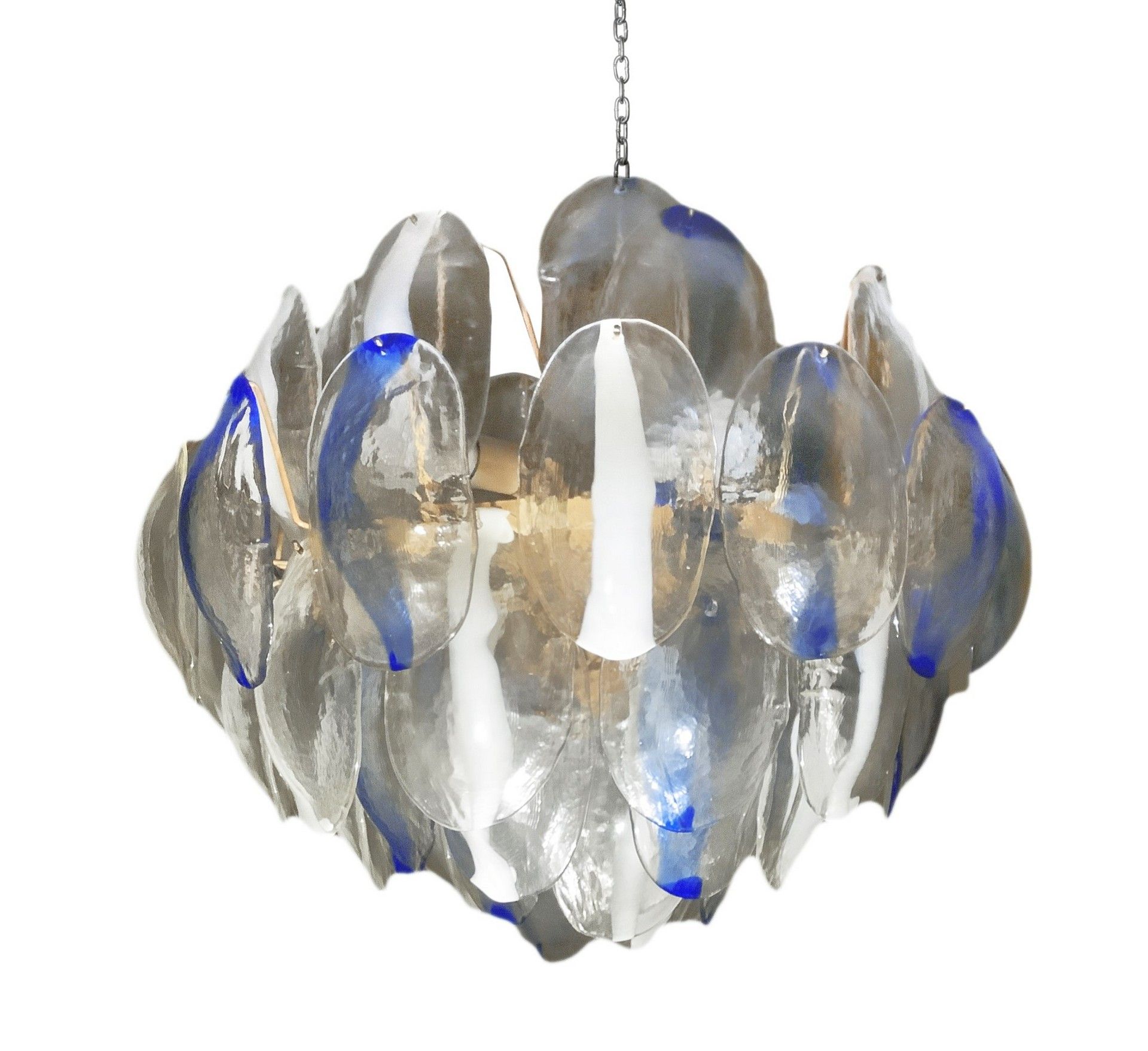 Null 吊灯，带有松果形状的椭圆形彩色玻璃板，高55厘米，长63厘米，马泽加制作。白色漆面金属结构，透明玻璃元素，表面有冰冻效果，内含白色和蓝色色调的玻璃浆，&hellip;