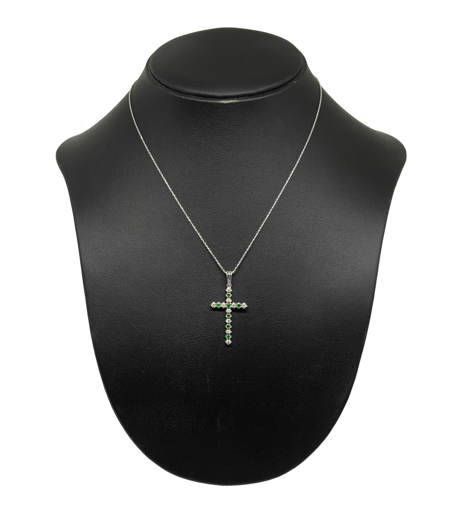 Null Collier et croix en or blanc avec émeraudes et diamants Gr 5.1 Pendentif cr&hellip;