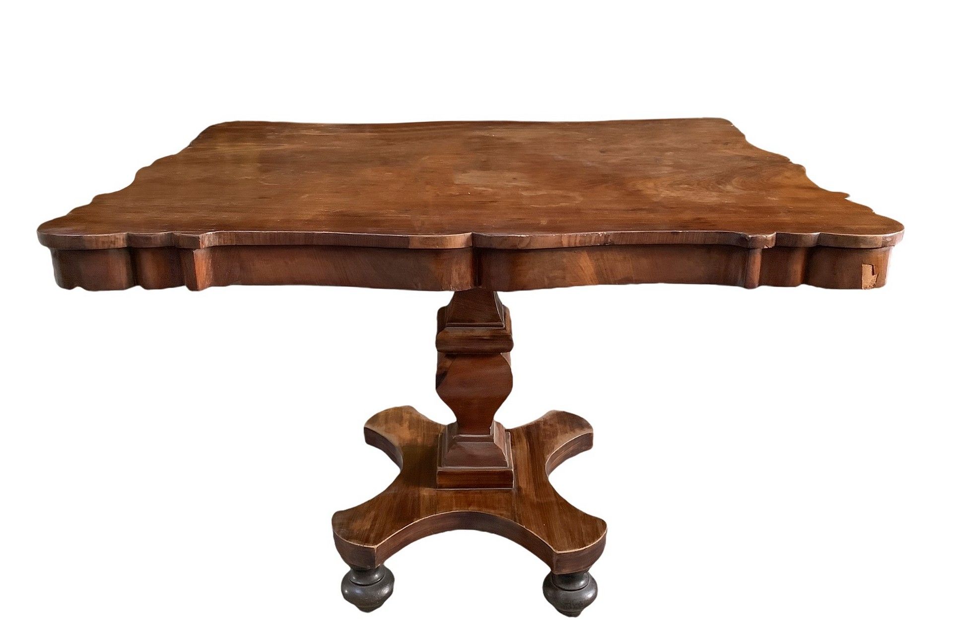 Null Mahogany feather table with scalloped top , nineteenth century Cm 107x89 x &hellip;