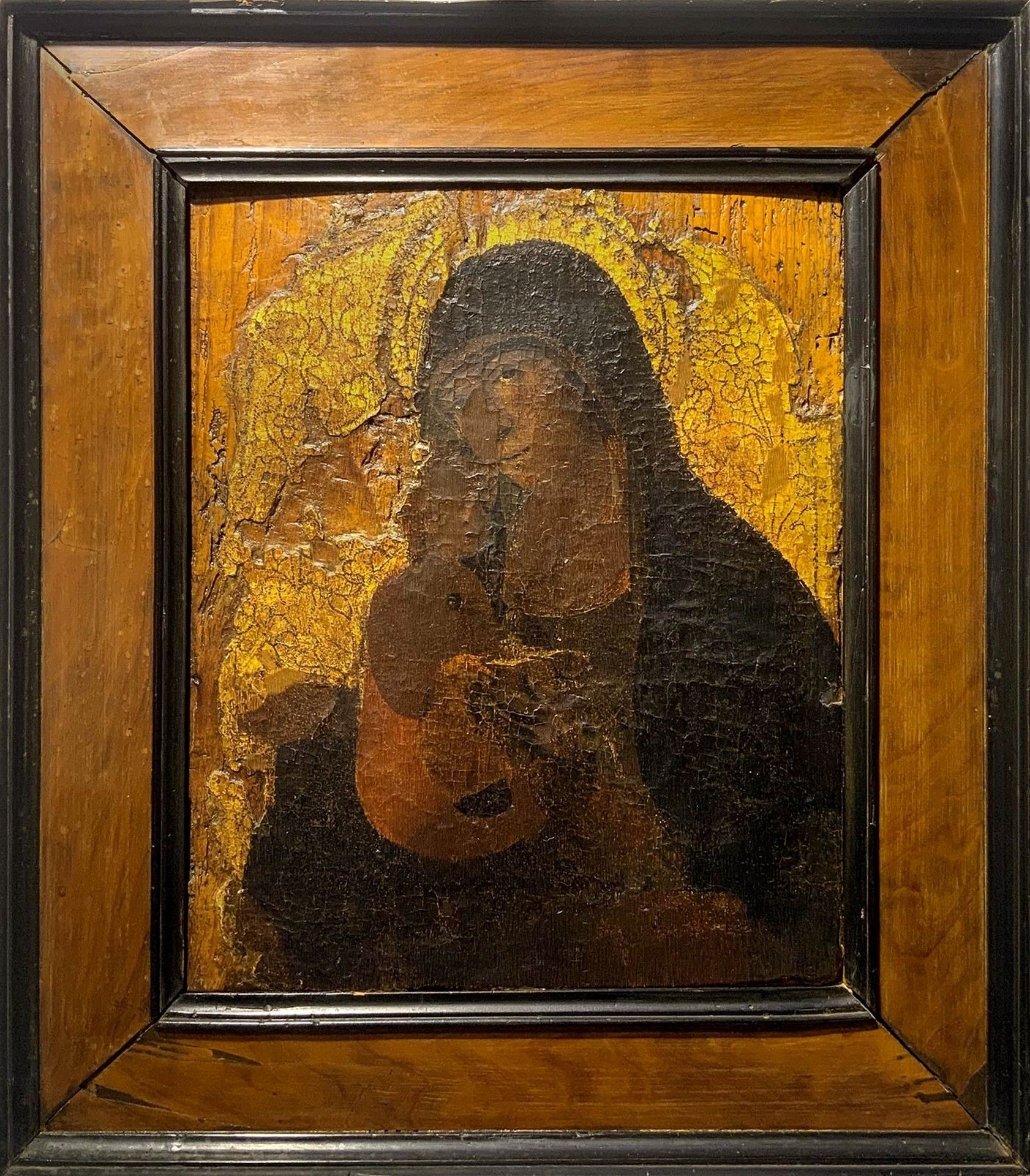 Null 威尼斯-克里特大师，描绘圣母和儿童的圣像，15世纪 杉木上的淡彩画，金色背景 Cm 36x30。框架内52x44厘米 有一些不足之处。金色背景。