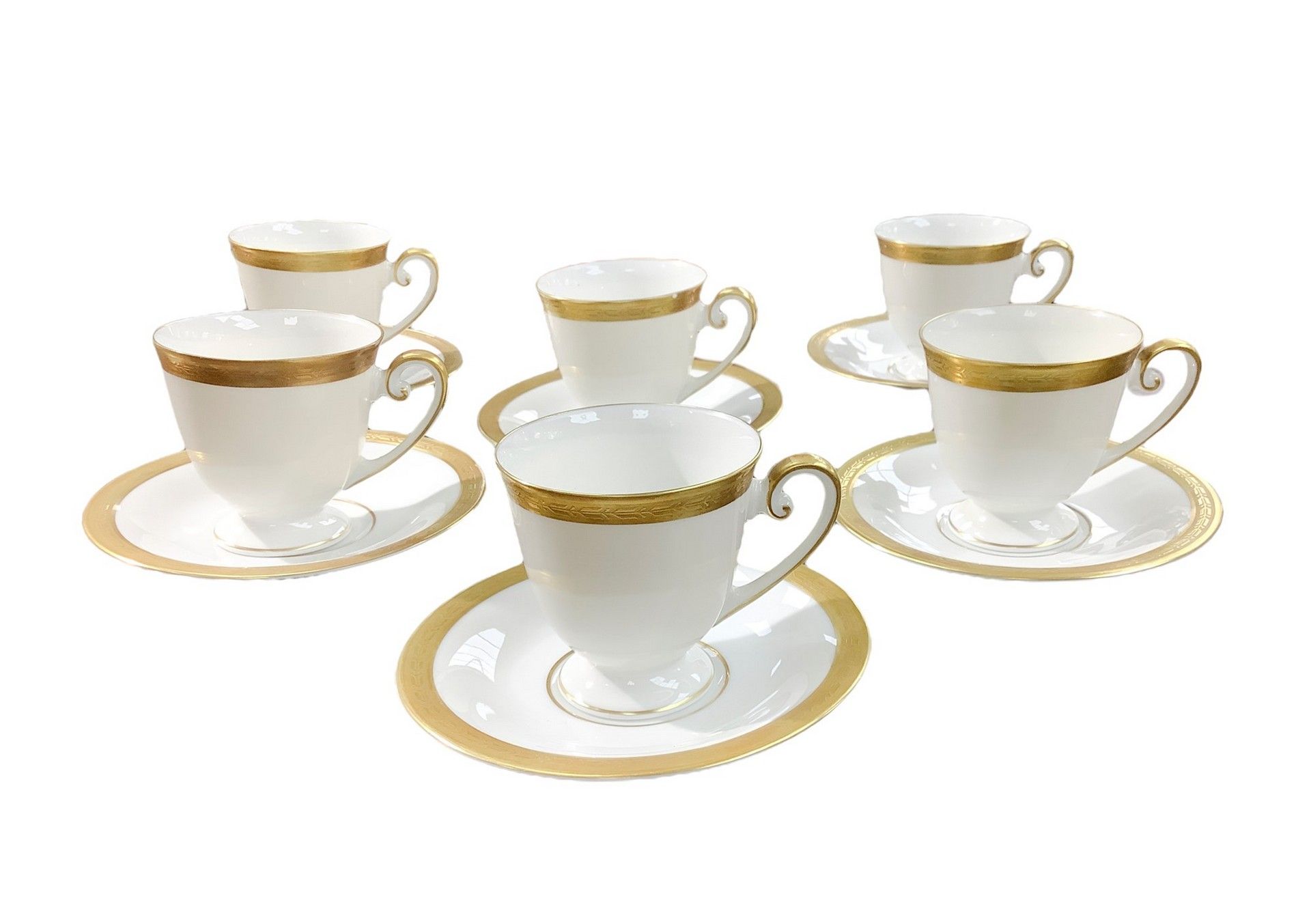 Null "德国Trschenreuth "咖啡杯服务 瓷器 瓷器，金边。由6个杯子，6个碟子组成（其中1个带旋转）。