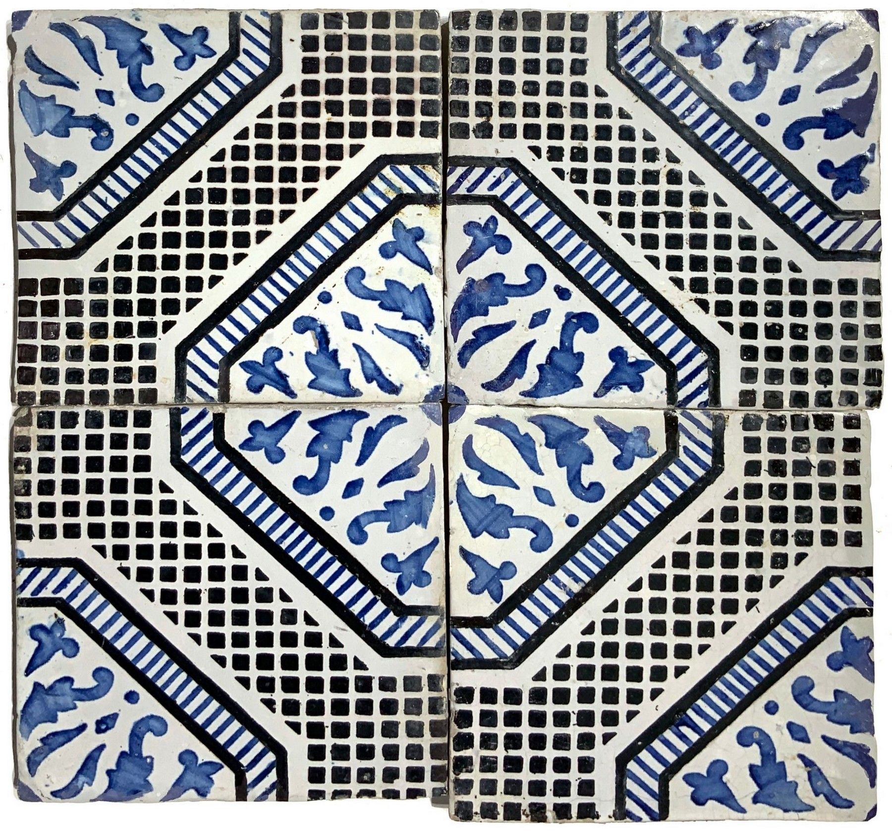 Giovanni Armao 五块板状的陶瓷瓦片，20世纪初。 19x19厘米（每块瓦片）。五个方块由4块瓷砖组成。原产地。墨西拿