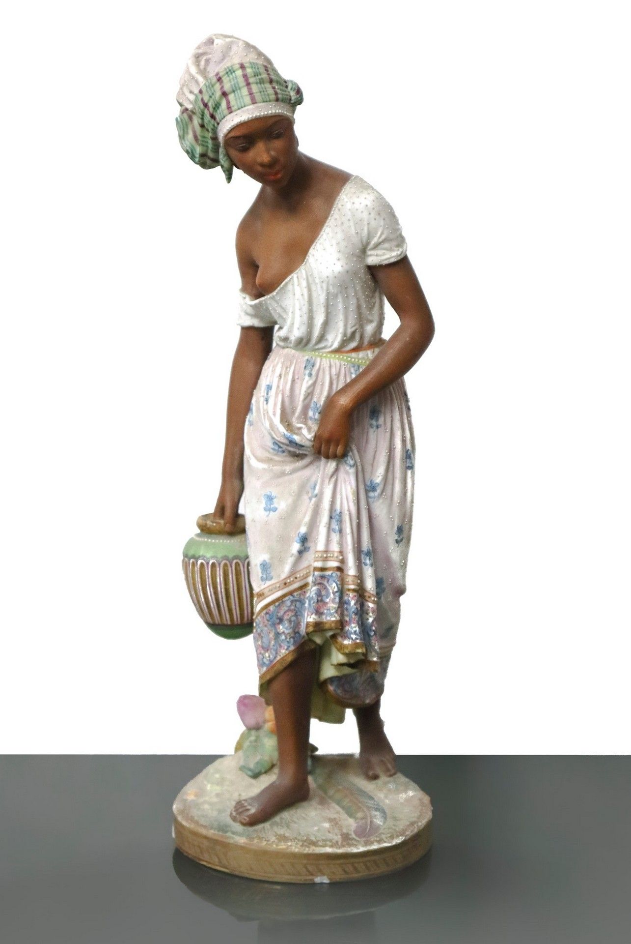 Null 非洲妇女与白色的衣服和壶，20世纪h cm 35 在铸造的陶瓷，有小的缺失。