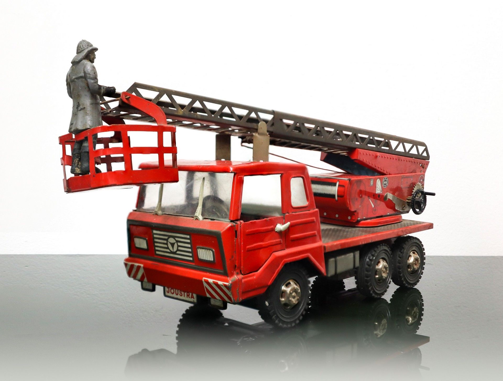 Null Fire truck. Tin truck in red color. Mechanism to be overhauled. 15x46x10 cm&hellip;