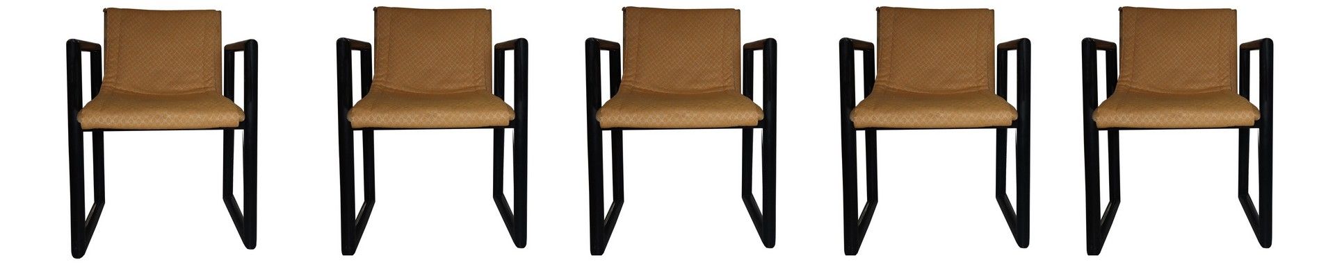 Null 5把椅子，80年代 H cm 74x53 归属于B&B Italia。木质圆框，全孔漆，有黑色阴影。布质座椅需要重新修整。