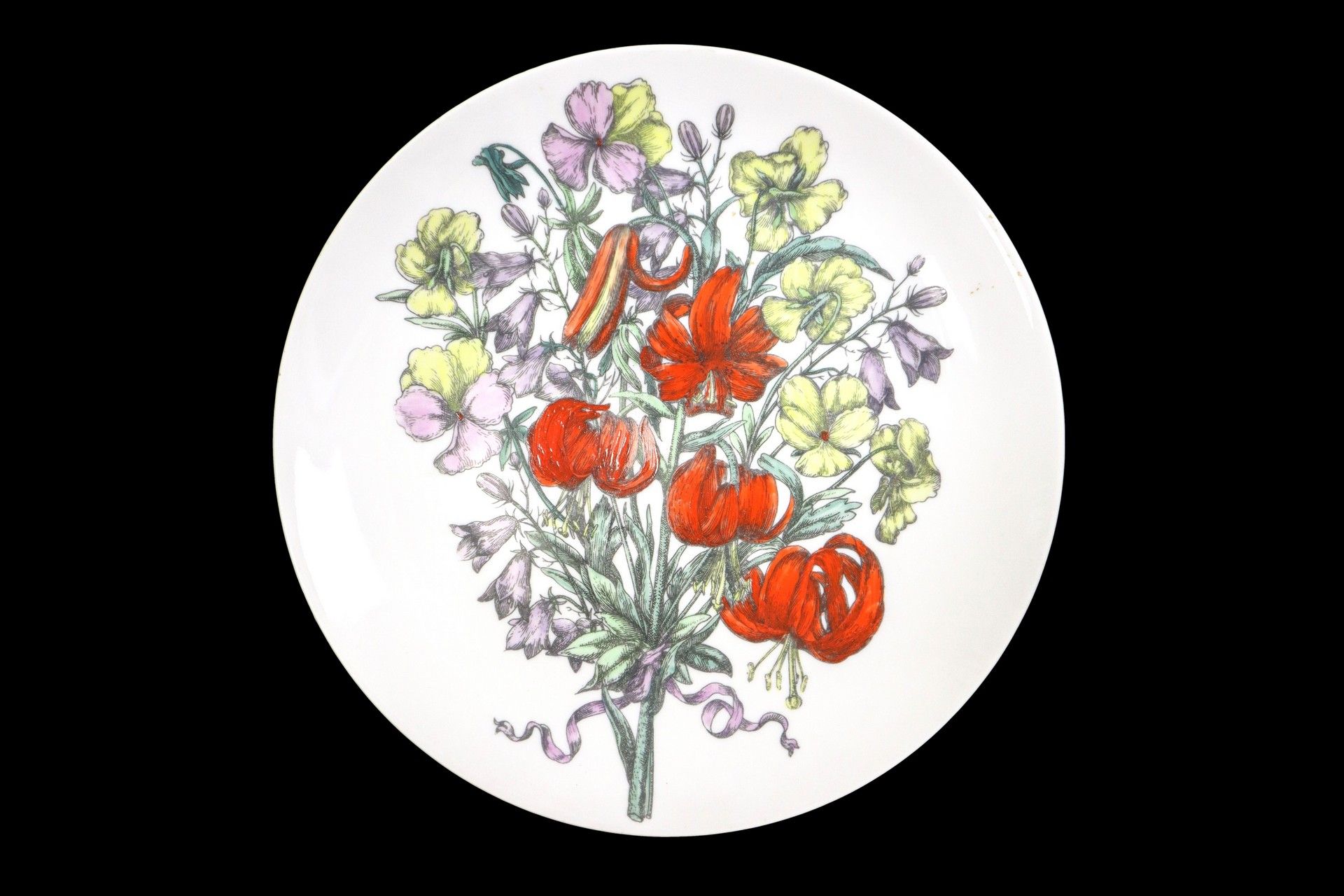 Piero Fornasetti 皮耶罗-福纳塞蒂 - 白瓷盘，限量编号系列（第12号），名为 "花"，60年代 直径25厘米 白色背景上站着一束完全由黄色、绿&hellip;