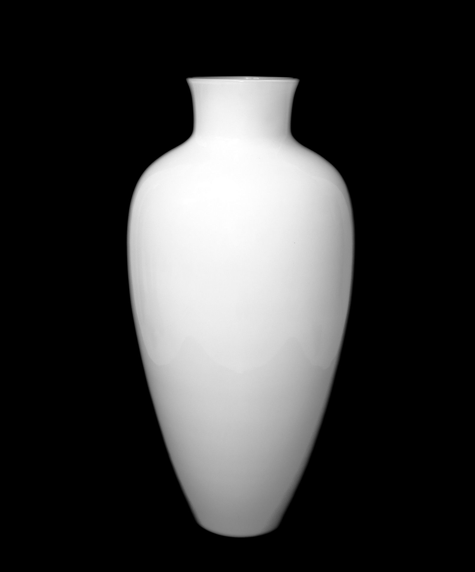 Venini 维尼尼 - 大花瓶，1982年，高62厘米 搪瓷玻璃 栏杆形状。以奶白色的色调。底部有 "Venini 82 "的钻石尖锐签名。