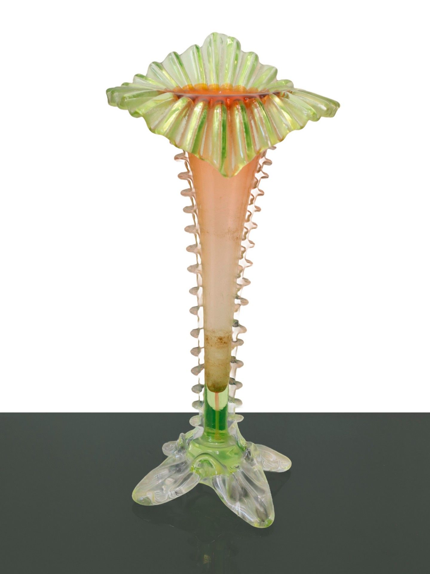 Null 新艺术风格的花瓶，30/40年代，高27厘米x13玻璃膏 在马蹄莲的幌子下，在底部和沿茎部有多色和植物形态的应用。