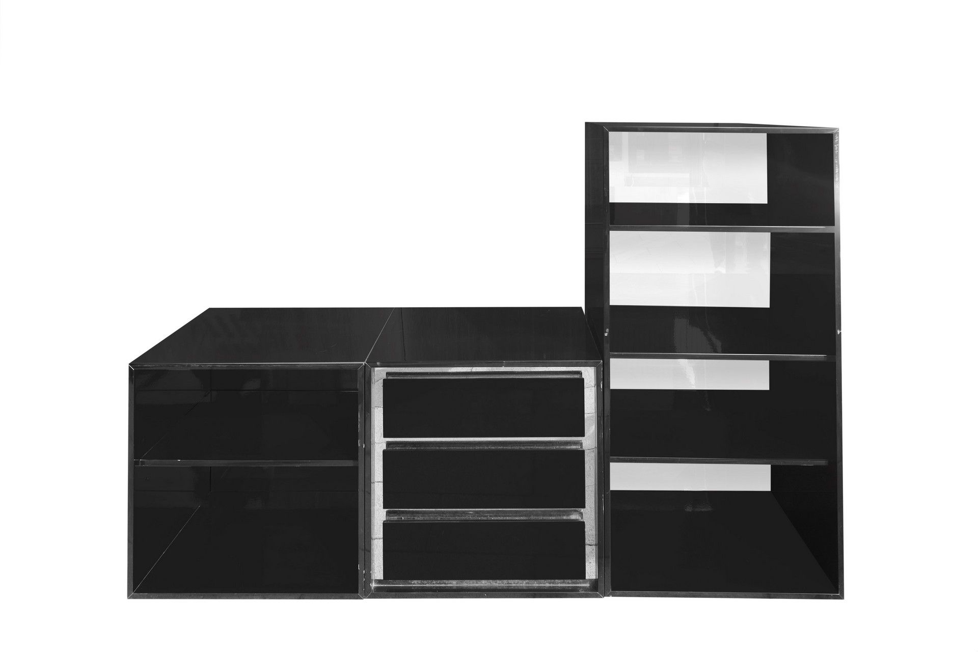 Prod. NyForm 产品NyForm - 模块化系统，70年代 
由第......件组成。
 
黑色漆面胶合板框架和镀铬金属嵌件。