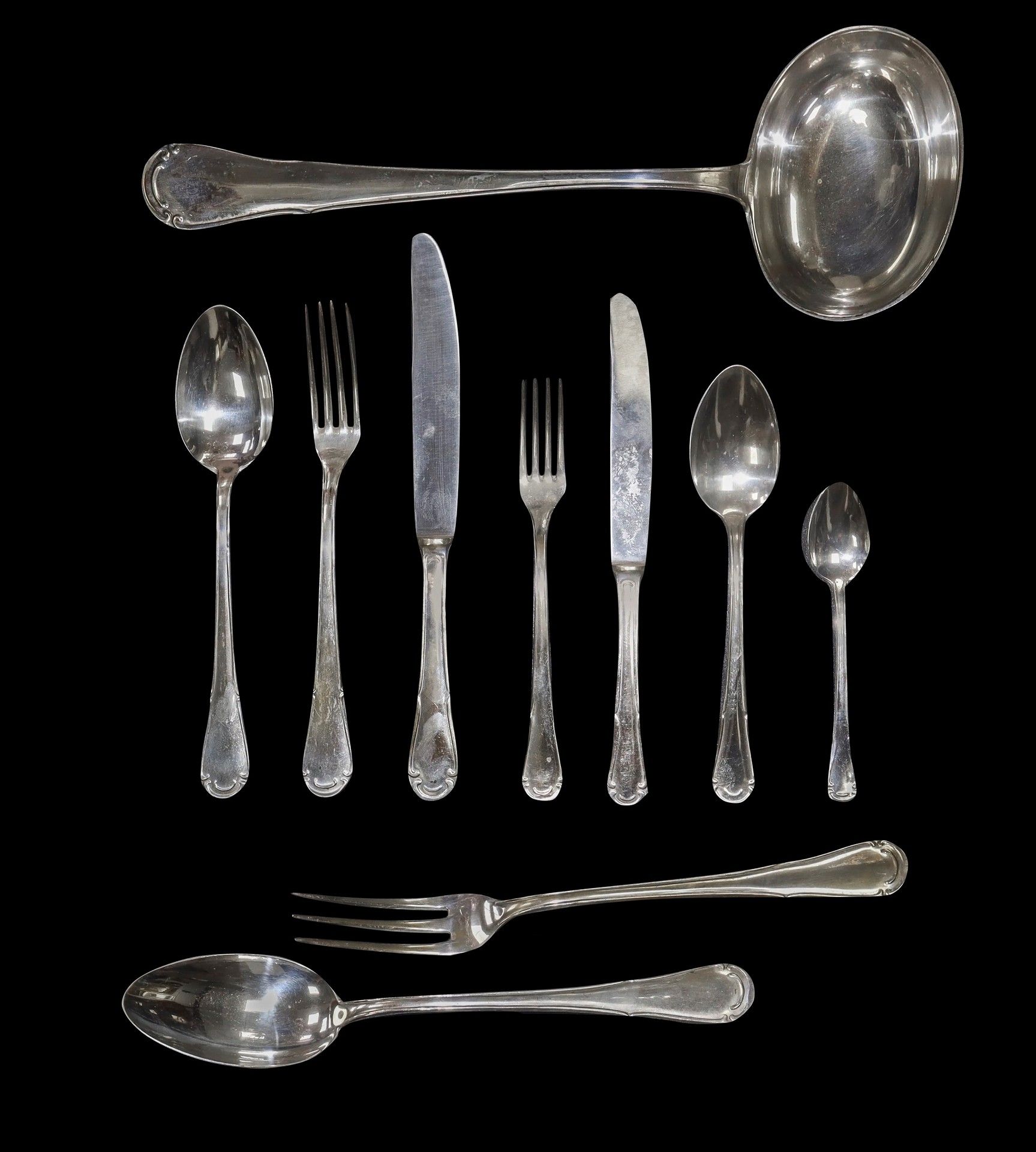 Null 银质餐具服务800公斤4.108包括：12把叉子，12把勺子，12把刀，12把水果叉，12把水果刀，12把甜点勺，12把咖啡勺，3把服务餐具。包括：1&hellip;