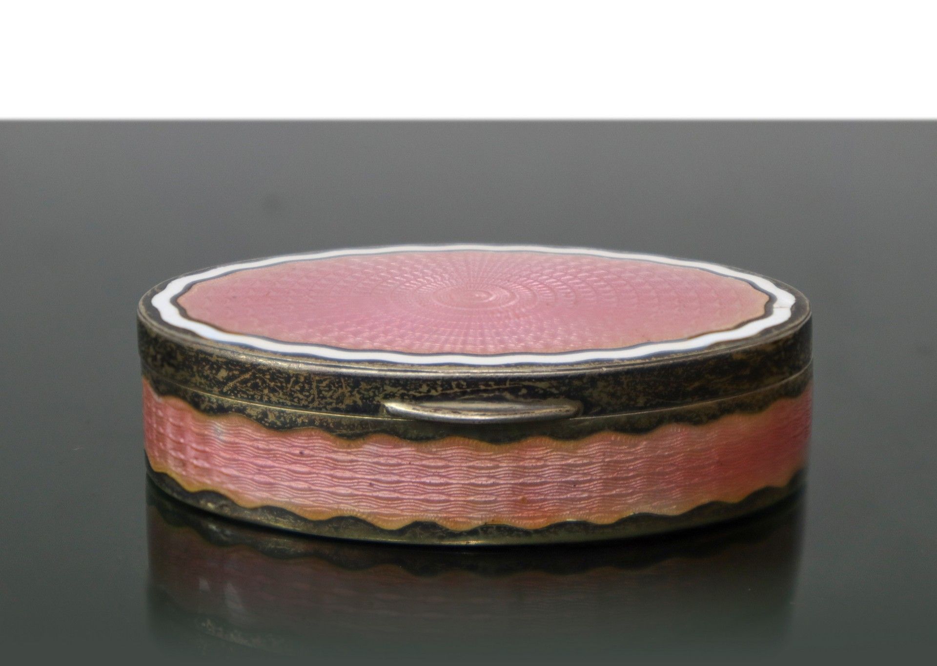 Null Scatolina rosa in argento, Art Deco, Primi XX secolo h cm 1,5 x cm 6,5 x cm&hellip;