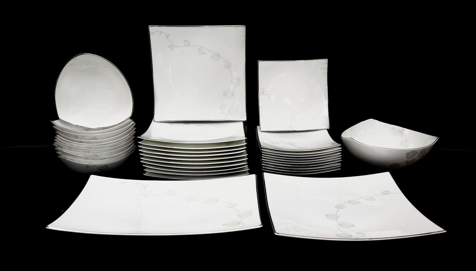 Royal Bone China 皇家骨瓷 - 瓷器11人晚餐服务，型号：Silver Melody服务包括：11个晚餐盘，11个汤盘，11个水果盘，1个长方形&hellip;