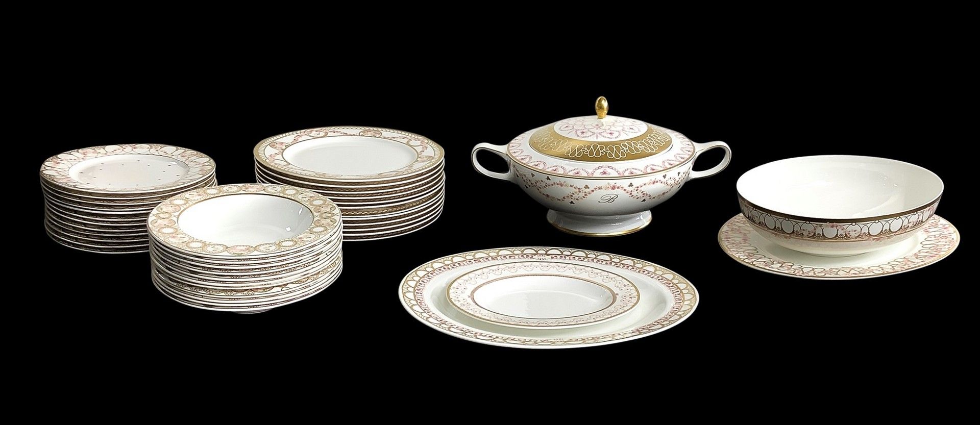 Blumarine Blumarine - 瓷器12人晚餐服务 白色瓷器 
服务包括：12个餐盘，12个果盘，12个汤盘，1个大椭圆盘，1个汤壶，1个沙拉碗，1&hellip;