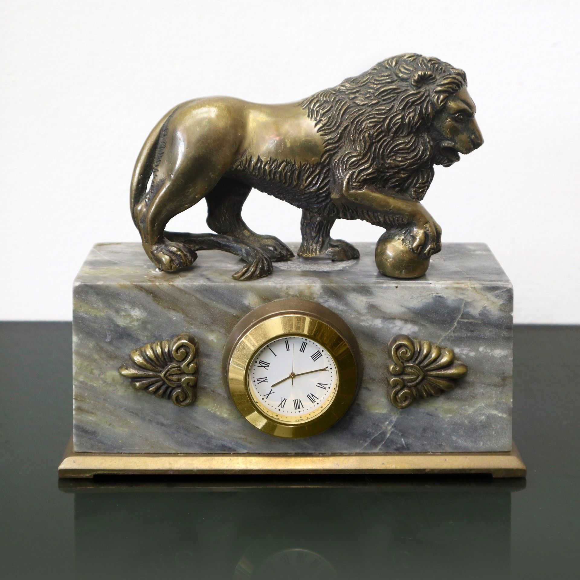 Null 带时钟的镀金铜狮，高15厘米，底座16x6厘米。 灰色大理石底座。