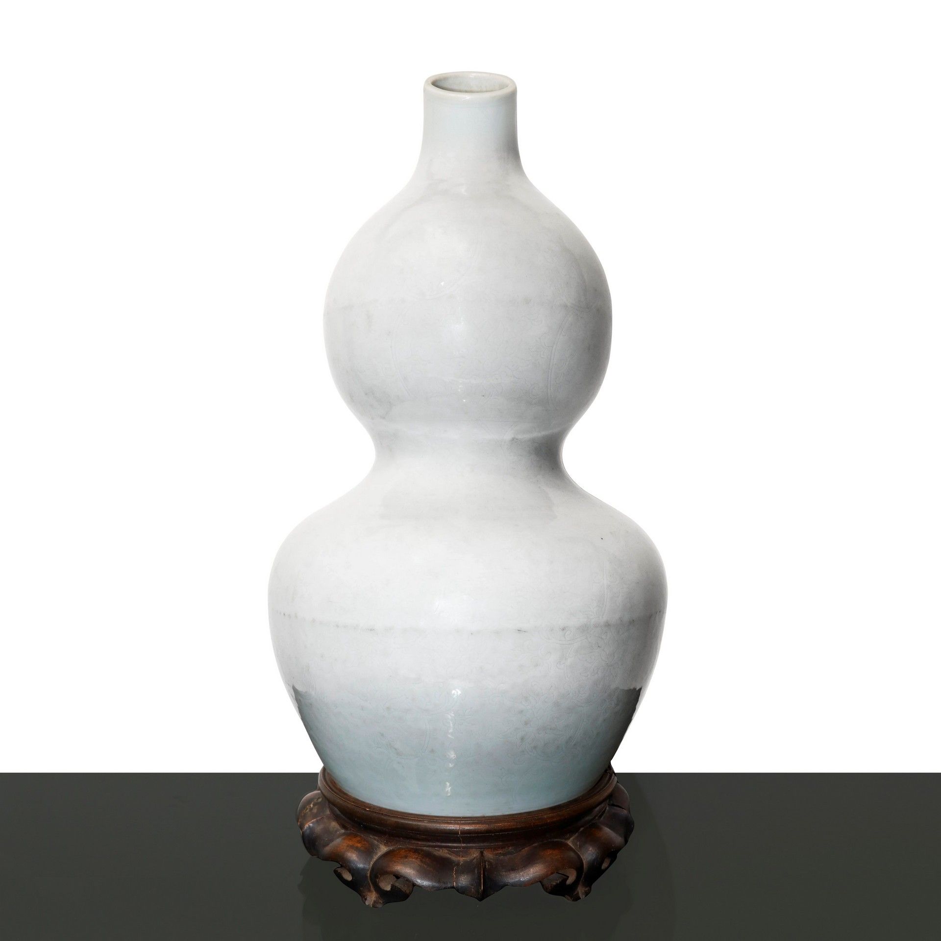 Null 南瓜形花瓶，深浅不一的珍珠白，19世纪 高39厘米，底46厘米，宽24厘米