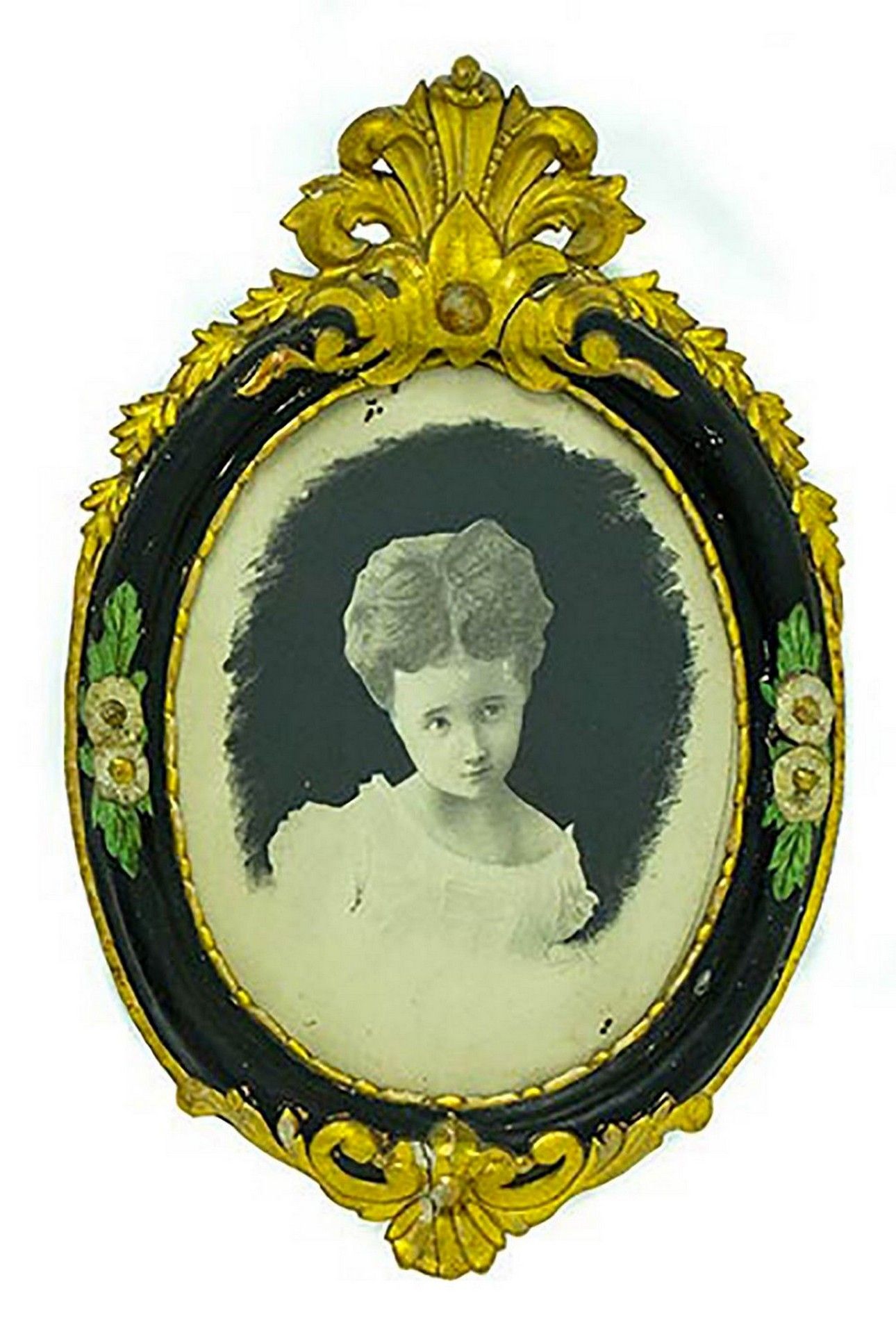 Null Porträt eines kleinen Mädchens in einem ovalen Rahmen mit Goldverzierung, 1&hellip;