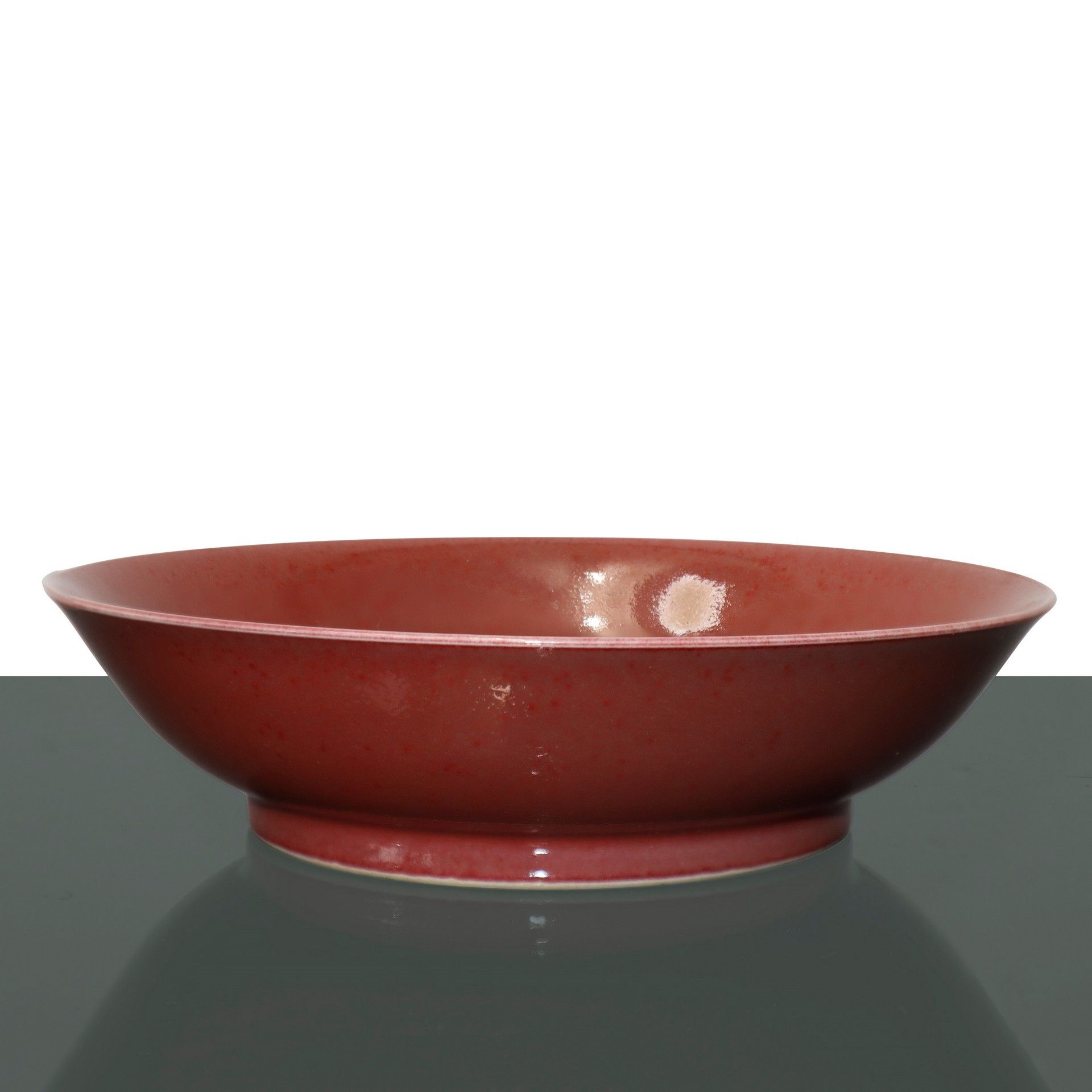 Null Bol en porcelaine chinoise "Sang de Boeuf", Qing Jia Qin Nian Zhi, période &hellip;