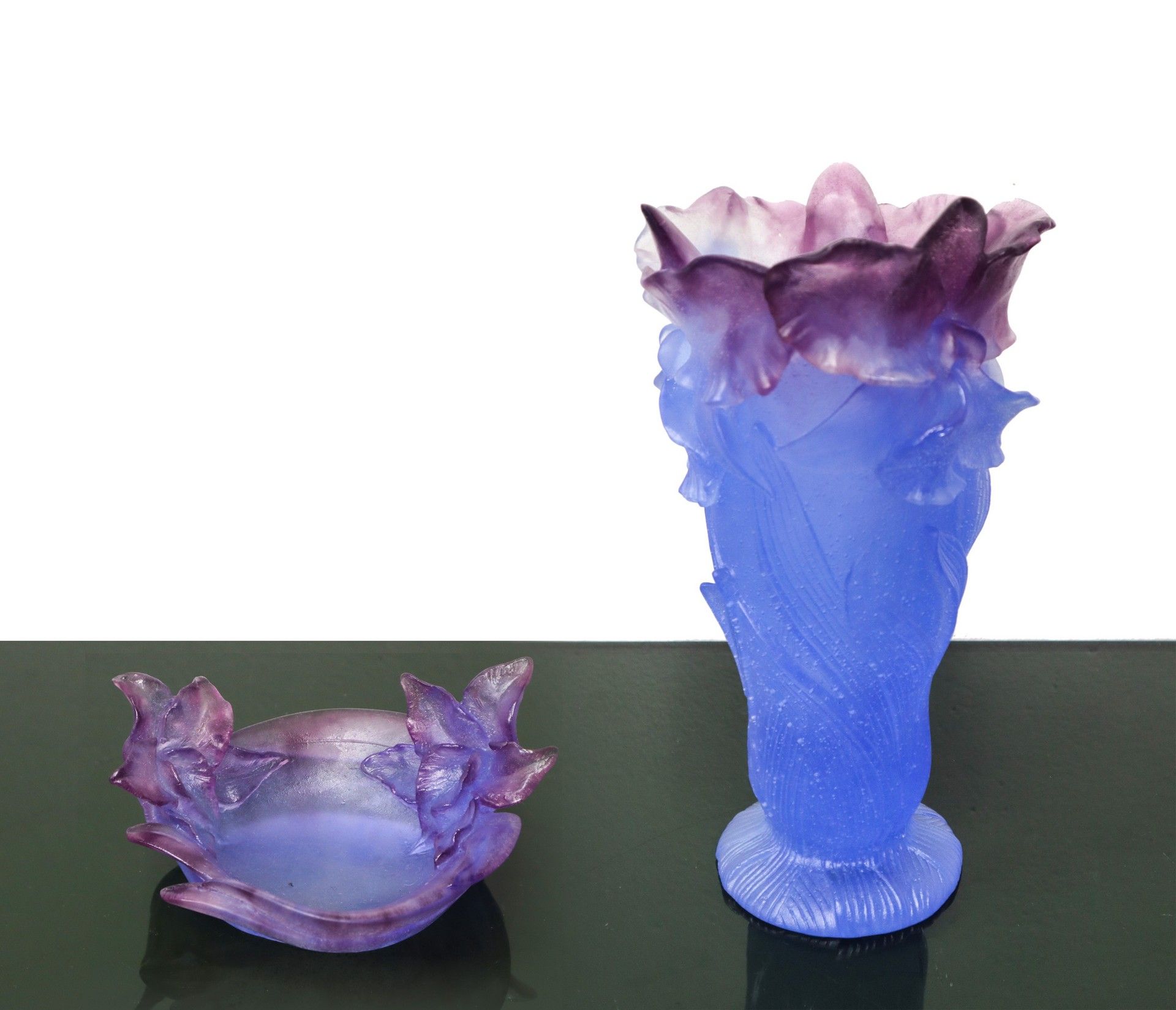 Daum France 法国道姆公司 - 花瓶和烟灰缸 兰花，20世纪 花瓶高21x12厘米；烟灰缸直径10.4厘米 失蜡铸造玻璃膏 在紫水晶和蓝色的色调中，花&hellip;