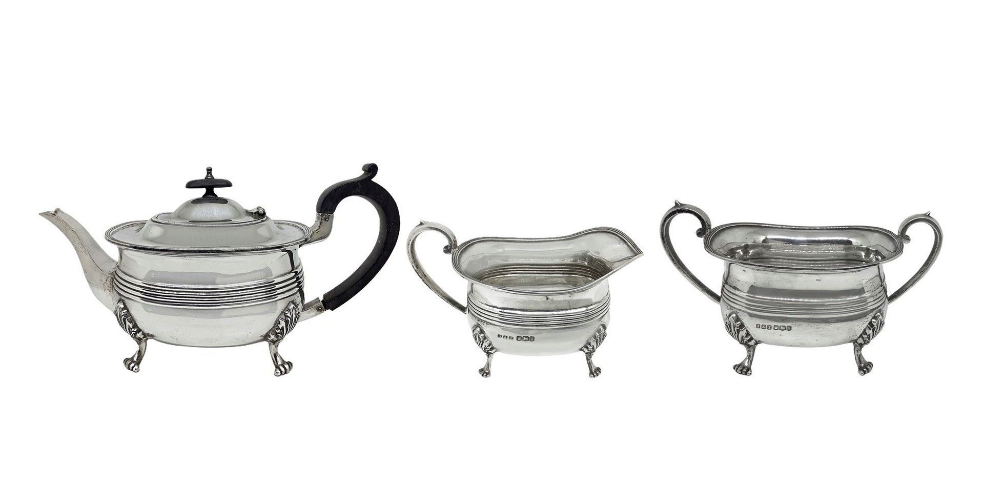 Null 一组由3件925纯银制品组成：茶壶，奶油壶和糖碗 茶壶高14x27；糖碗8x18厘米，奶油壶7x15厘米。公斤1340 谢菲尔德市生产的，1924年，&hellip;