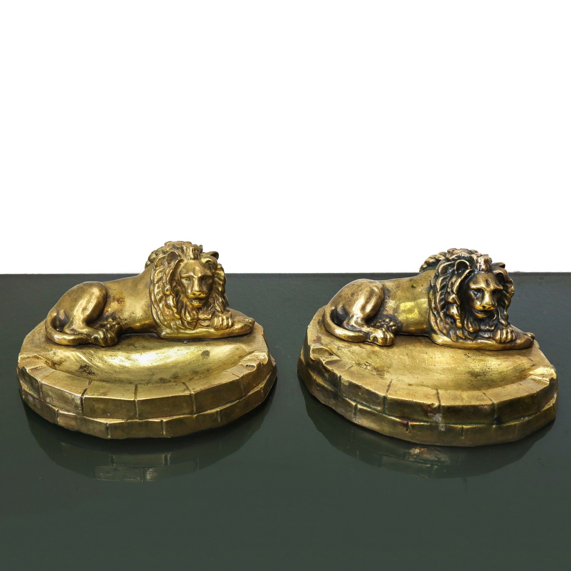 Null Pair of bronze lions with ashtray base Cm 14x7