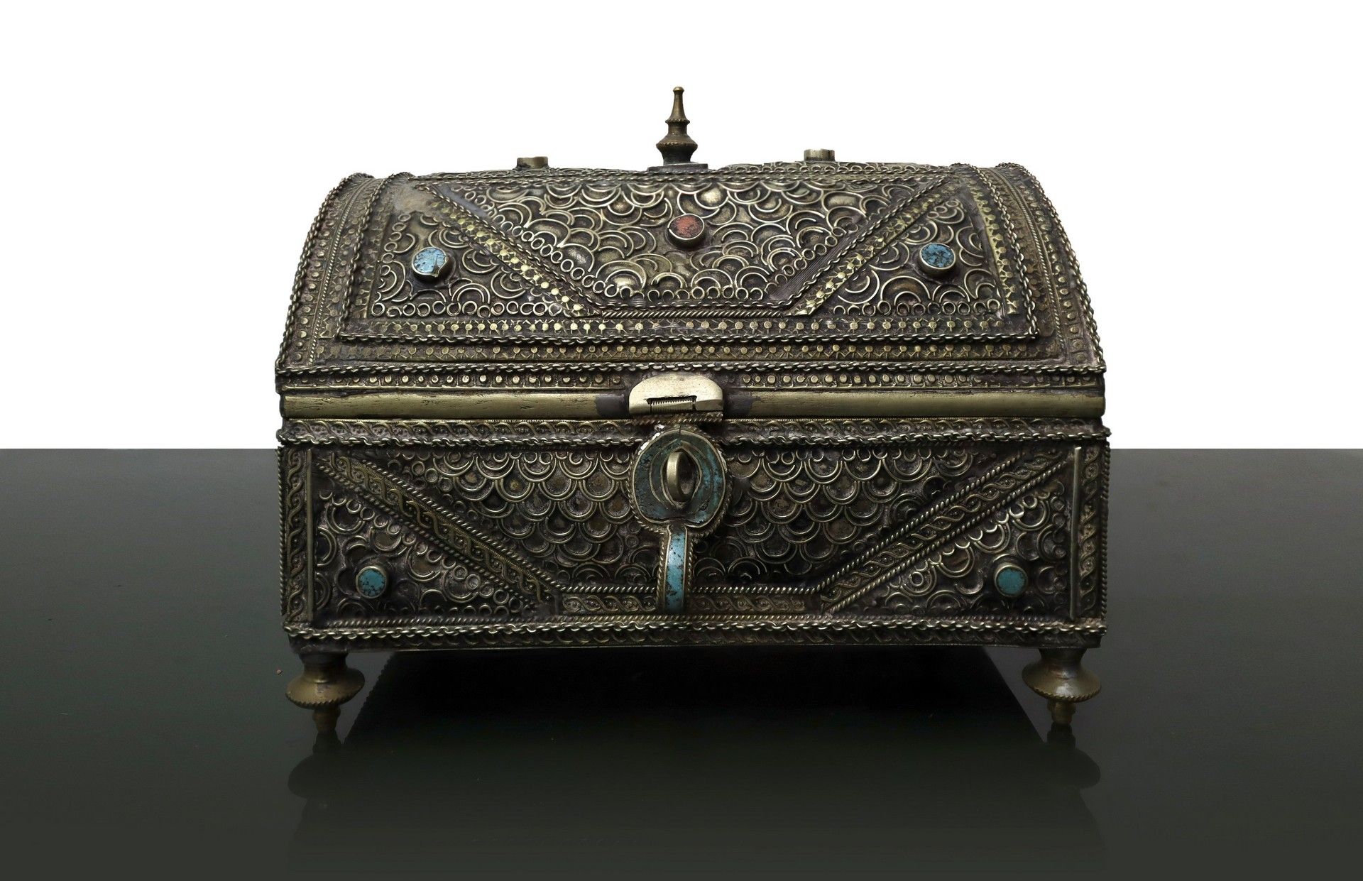 Null Metal casket, Early 20th century h 21 x 15 
With gemstone, turquoise and ca&hellip;