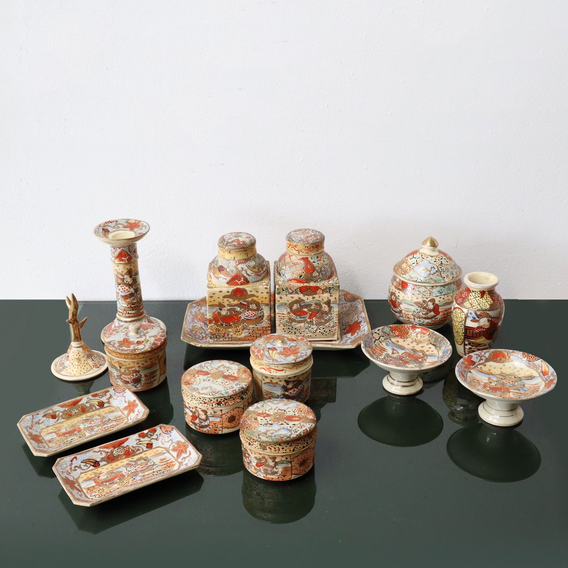 薩摩焼 Royal Satsuma 萨摩焼 皇家萨摩 - 日本瓷器仪式套装，19世纪末 烛台高14厘米，罐子高最小5，最大11，托盘最小12x8厘米，最大21x&hellip;
