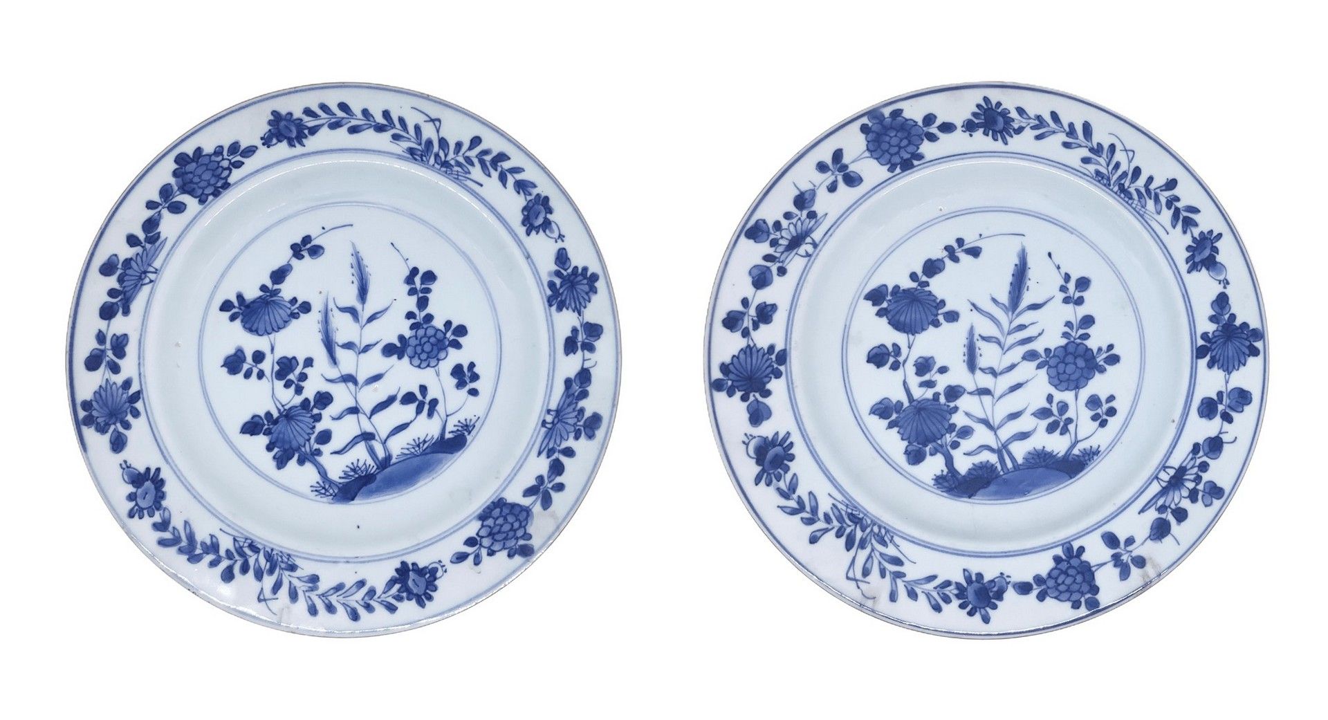 Null Paar Teller mit floralem Dekor in Blautönen d cm 23
