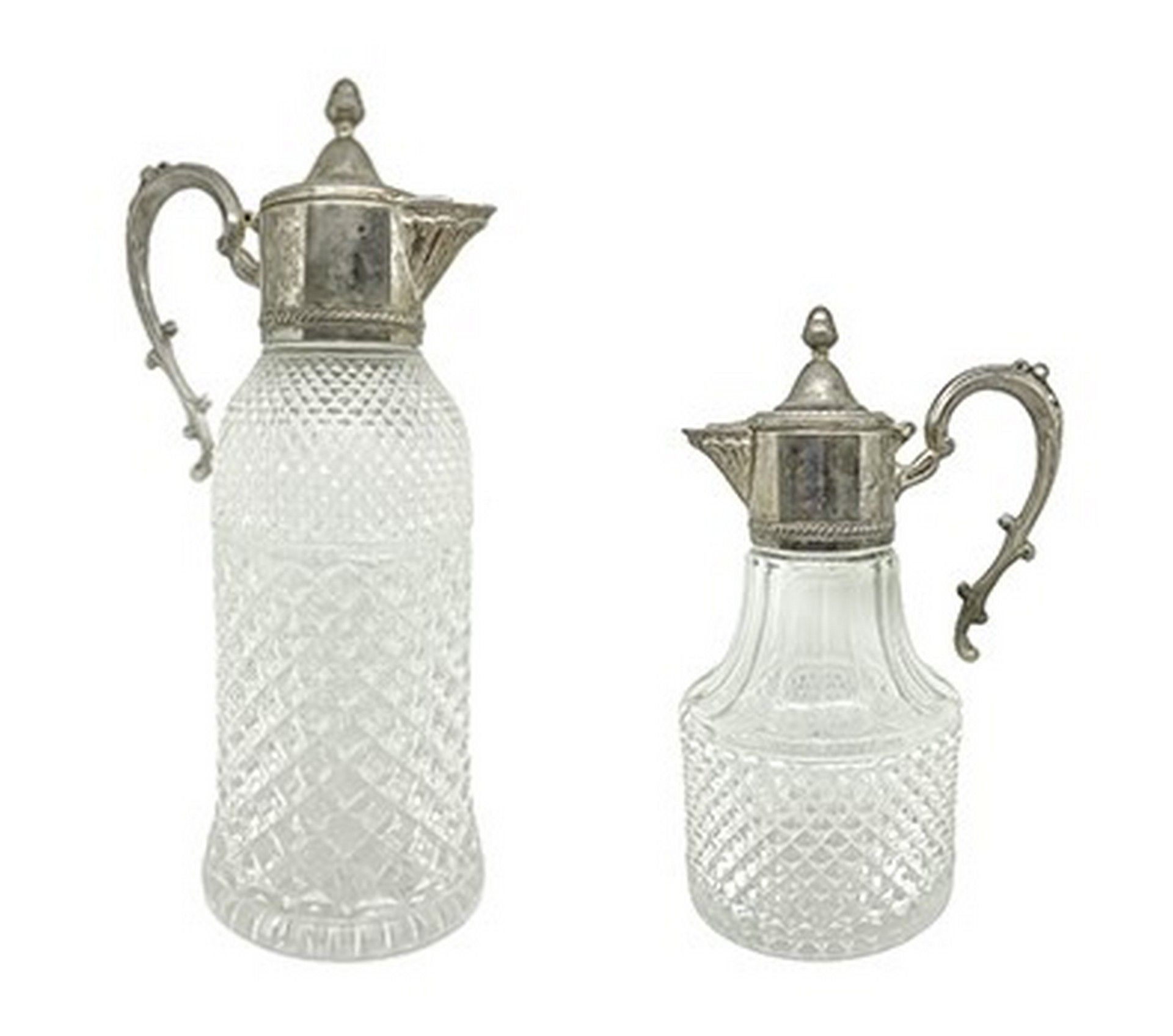 Null Pair of jugs H 32 cm; H 25 cmBridged glass jugs with metal handleBridged gl&hellip;