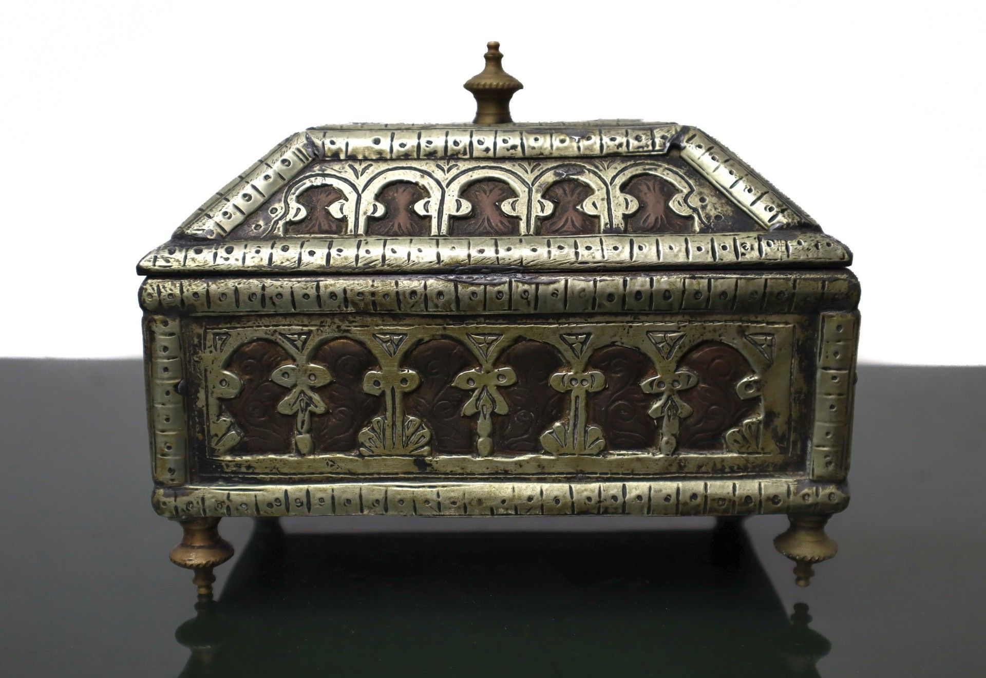 Null 珠宝盒，20世纪初 高16厘米，长17厘米，长10厘米 金属框架，斜面木插板 金属框架，斜面木插板