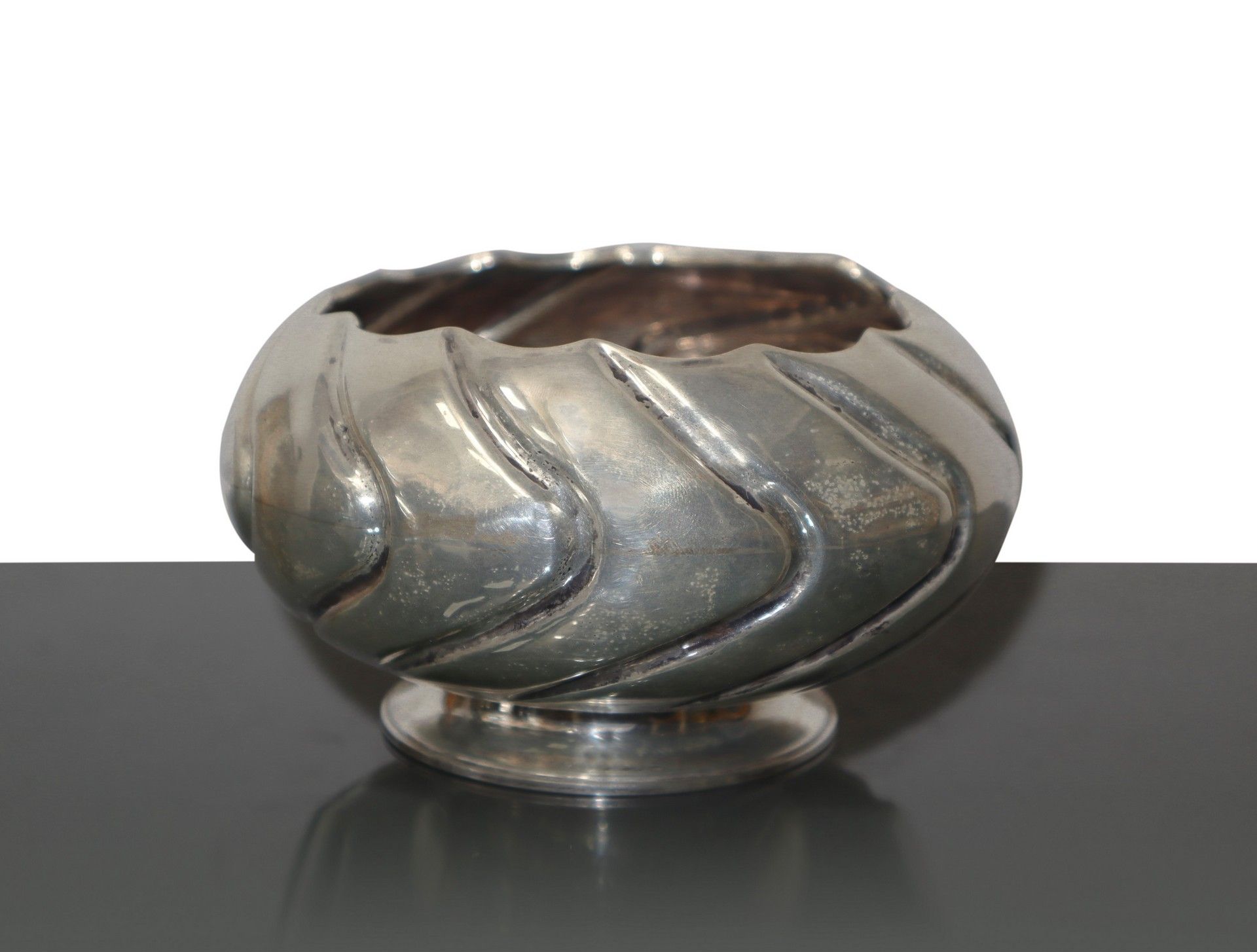 Null Silberne Bonbonschale 800, 20. Jh. H 9 cm, Gr. 248 Costolata, mit gewellter&hellip;