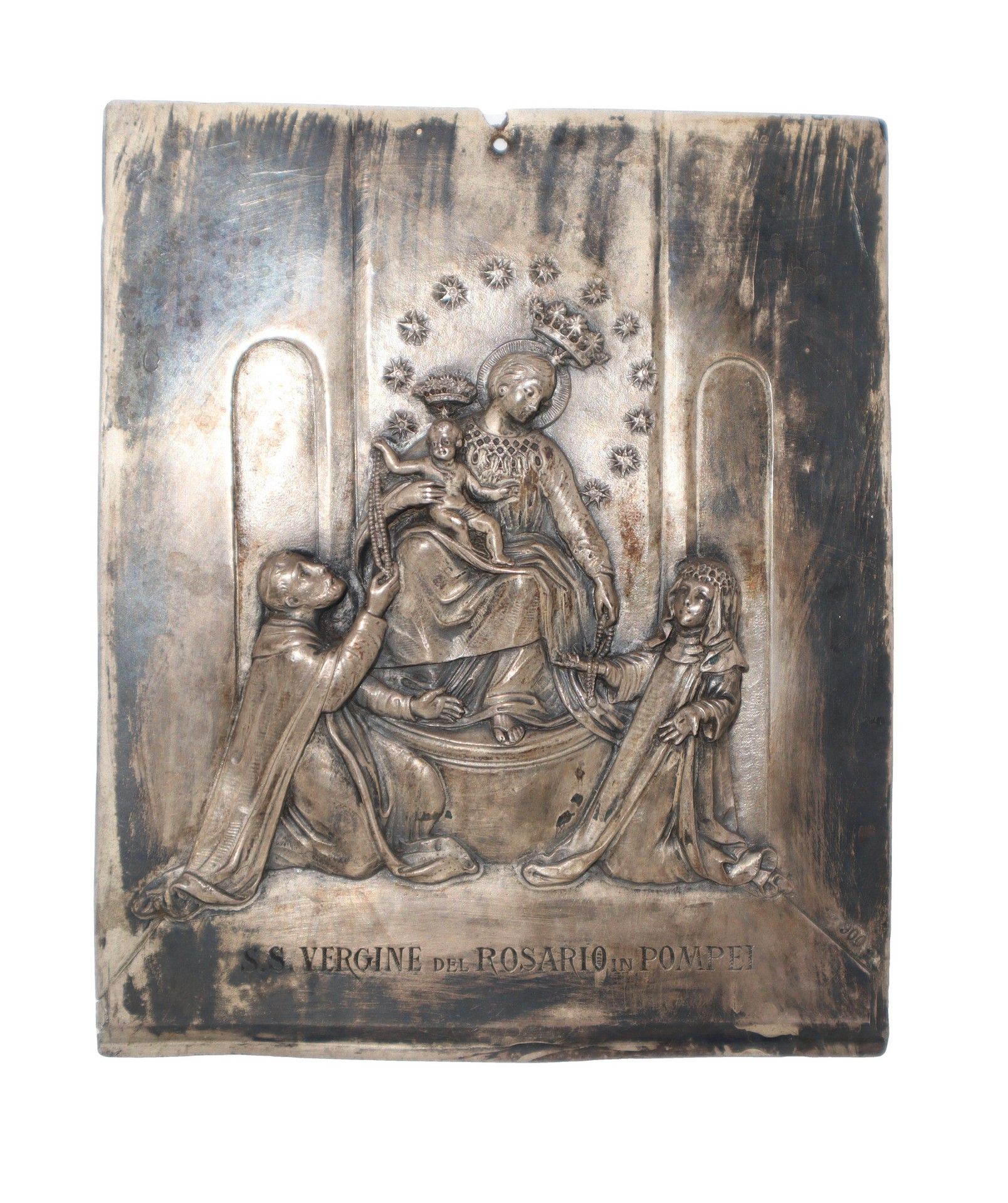 Null 带有 "庞贝的玫瑰圣母 "图像的浮雕银牌，20世纪初，13厘米×10厘米；48克与圣凯瑟琳和圣多米尼克。右下角打孔900 与圣凯瑟琳和圣多米尼克。右下&hellip;