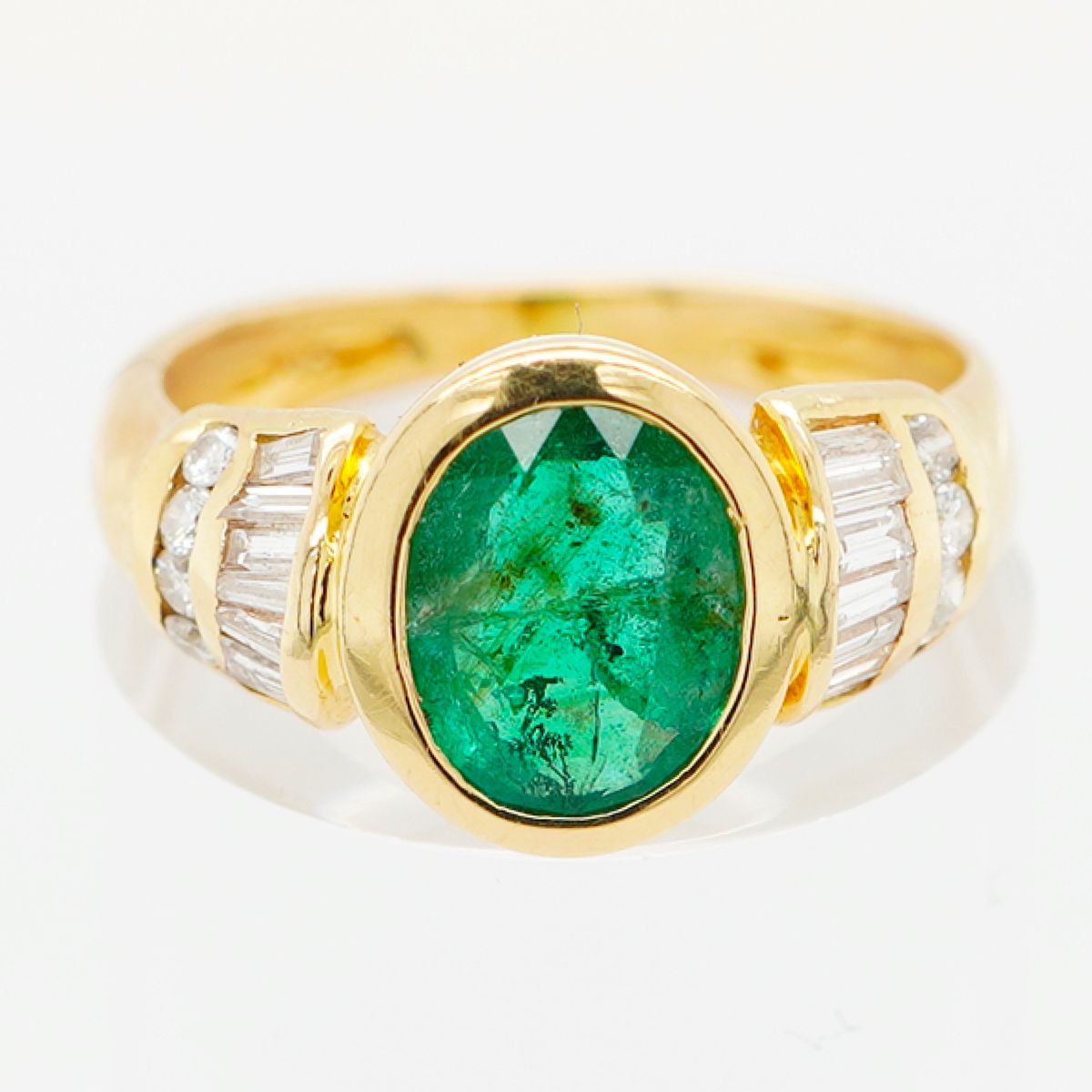 Null 祖母绿和钻石戒指，GG 750，切面为椭圆形祖母绿，肩部为长方形钻石，钻石为8/8切割，盖章，重量：4.2克，长53.5厘米。限制432,-。