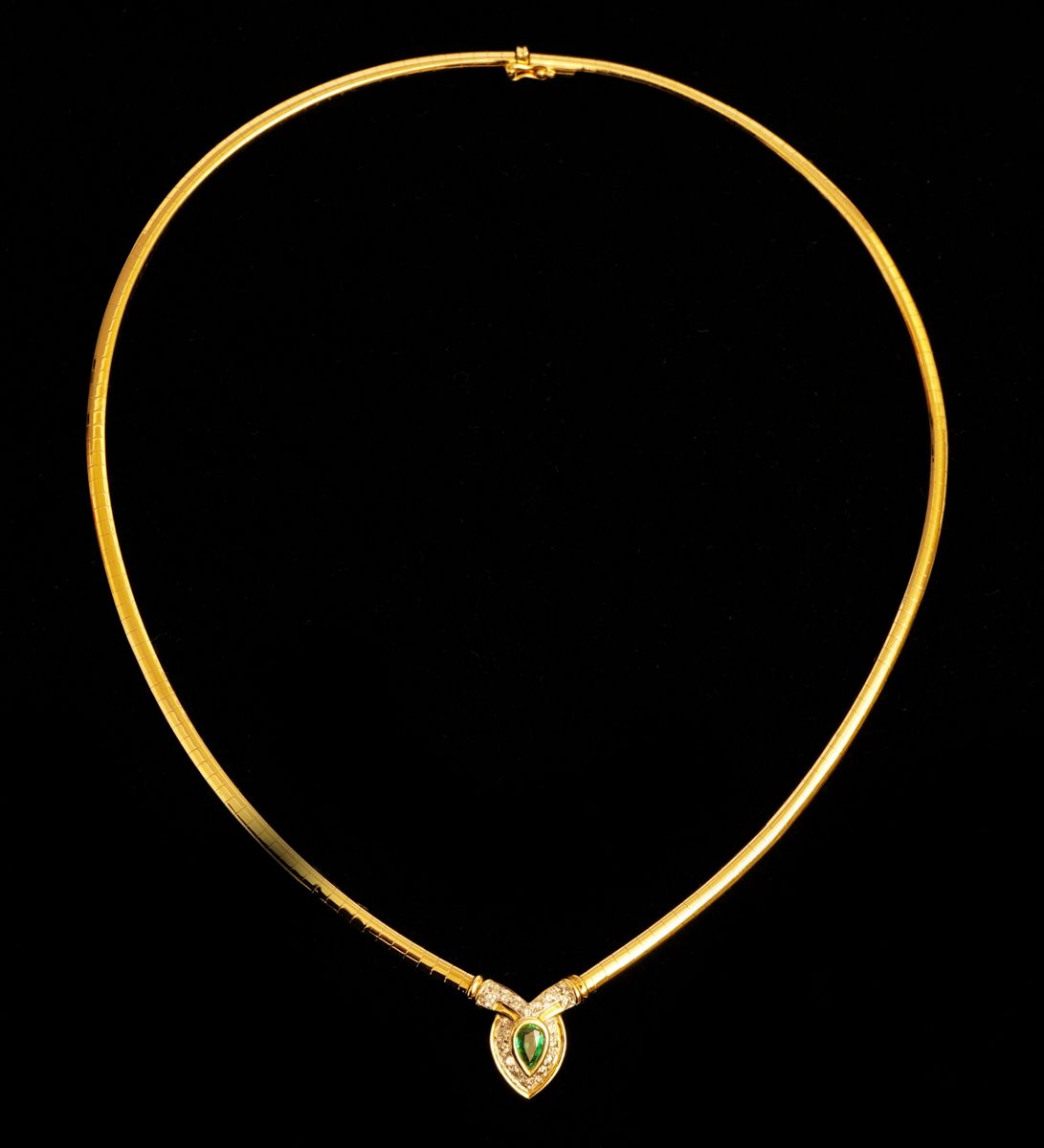 Null 绿宝石和钻石项链，GG 750，印记，水滴形绿宝石，长：5.6厘米，重量：23克。限额900,-