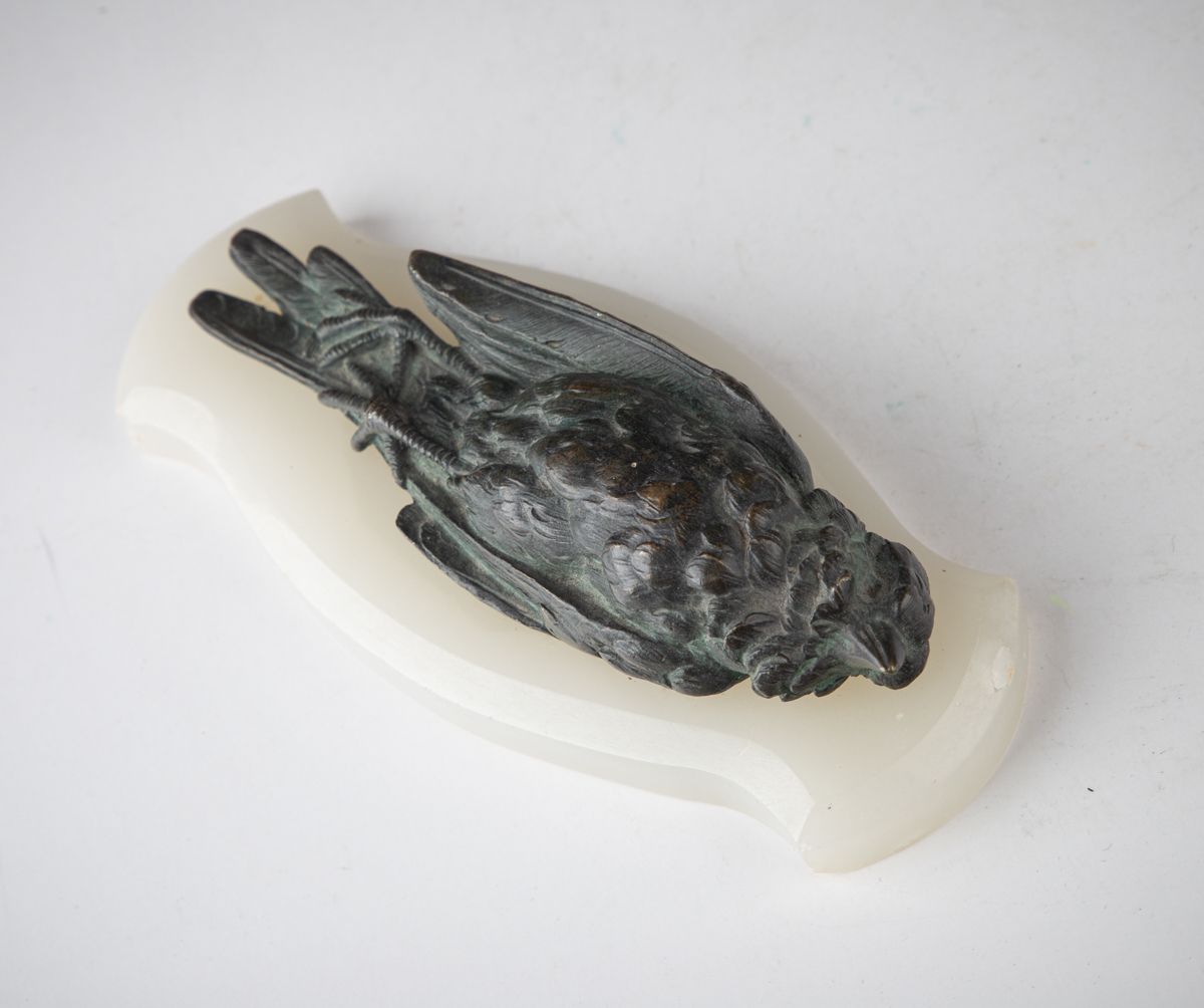 Null Oiseau chanteur mort, ,bronze, patine foncée, fixé sur une plaque d'albâtre&hellip;