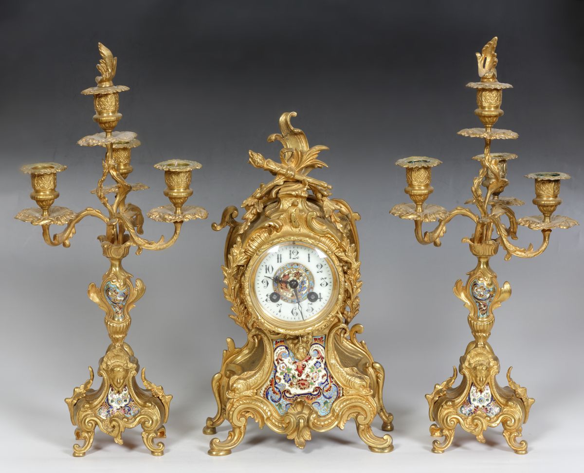 Null Pendule avec 2 chandeliers de style rococo, France vers 1900, ,cadran en ém&hellip;