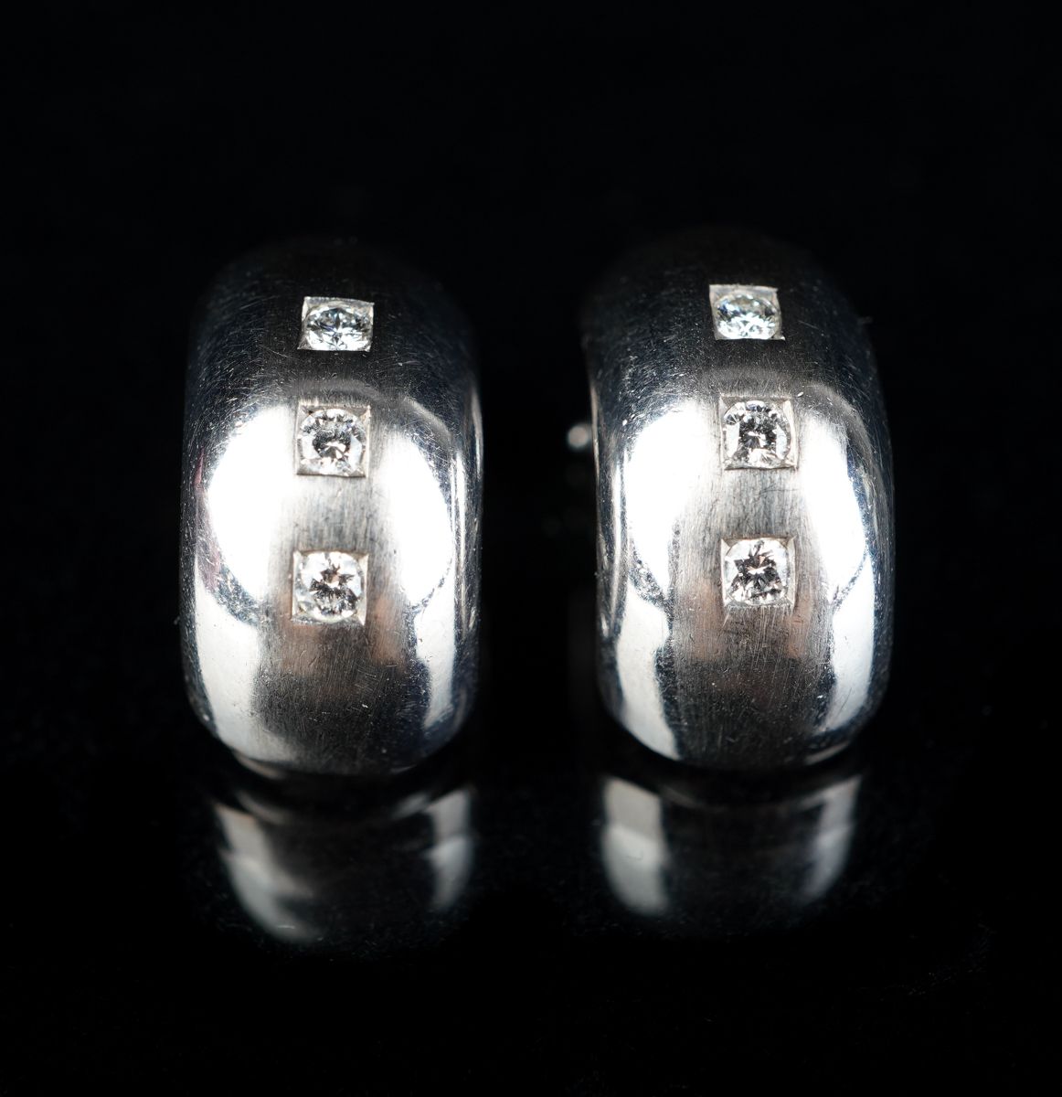 Null Paire de clips d'oreilles sertis de diamants, WG 750, ,chacun serti de troi&hellip;
