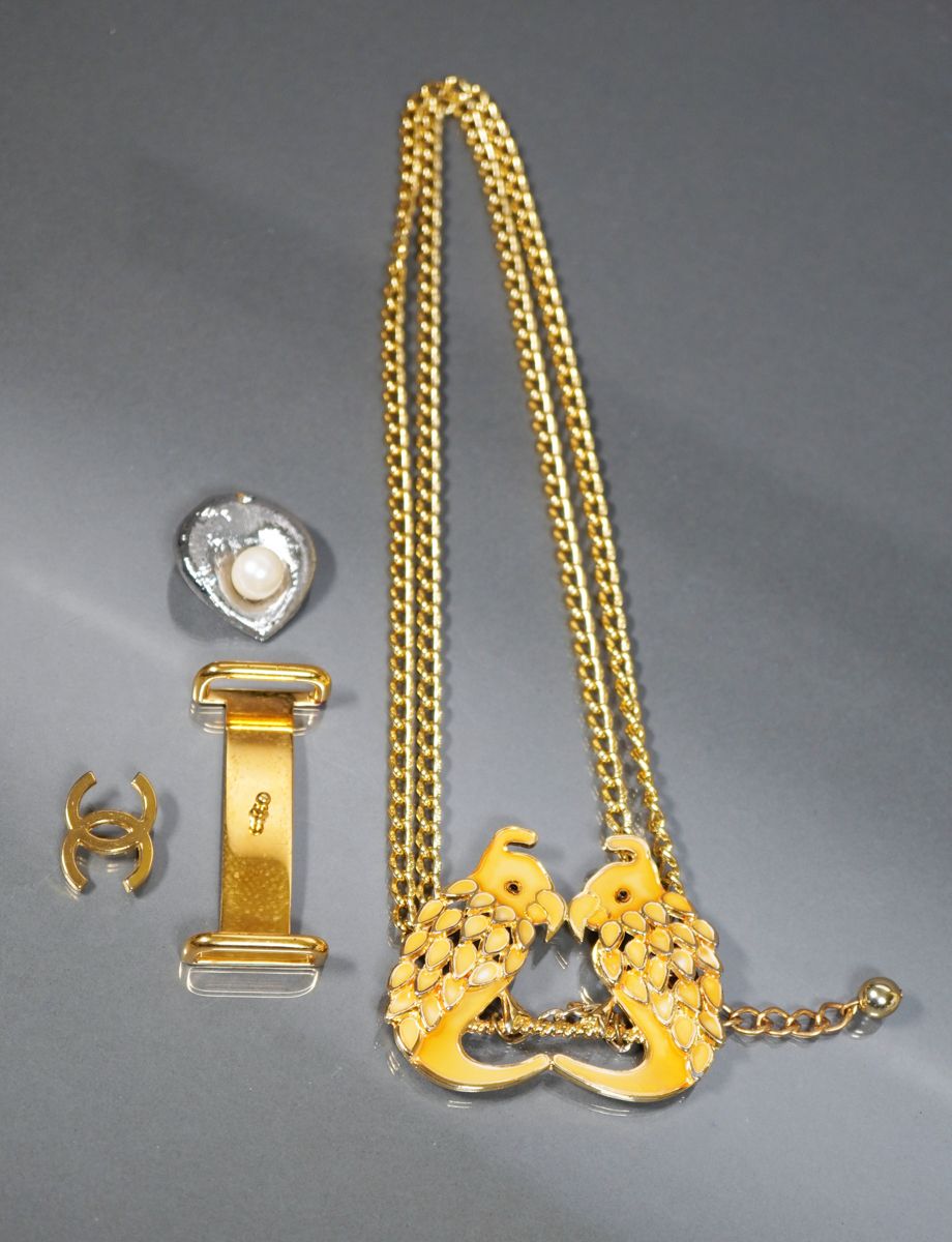 Null Lot de bijoux fantaisie, 4 pièces, ,comprenant une boucle de ceinture Hermé&hellip;