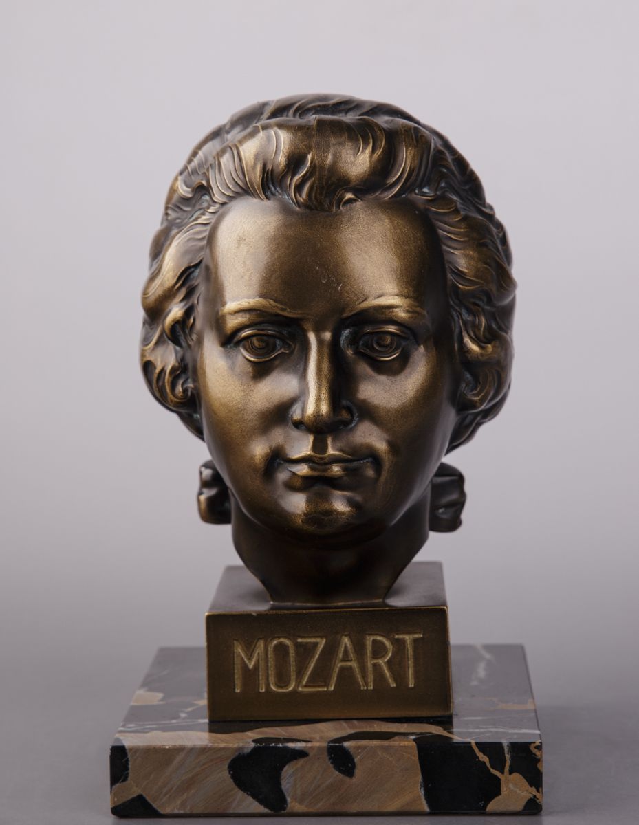 Null Sculpteur du 20e siècle, ,Buste "Wolfgang Amadeus Mozart", bronze, patine b&hellip;