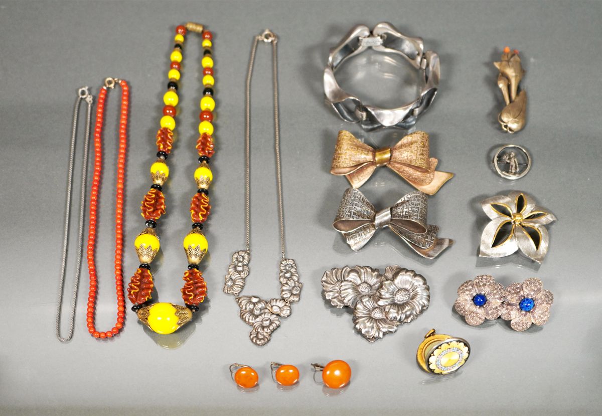 Null Lot de bijoux, 14 pièces, ,dont deux broches à nœuds, un collier en corail,&hellip;